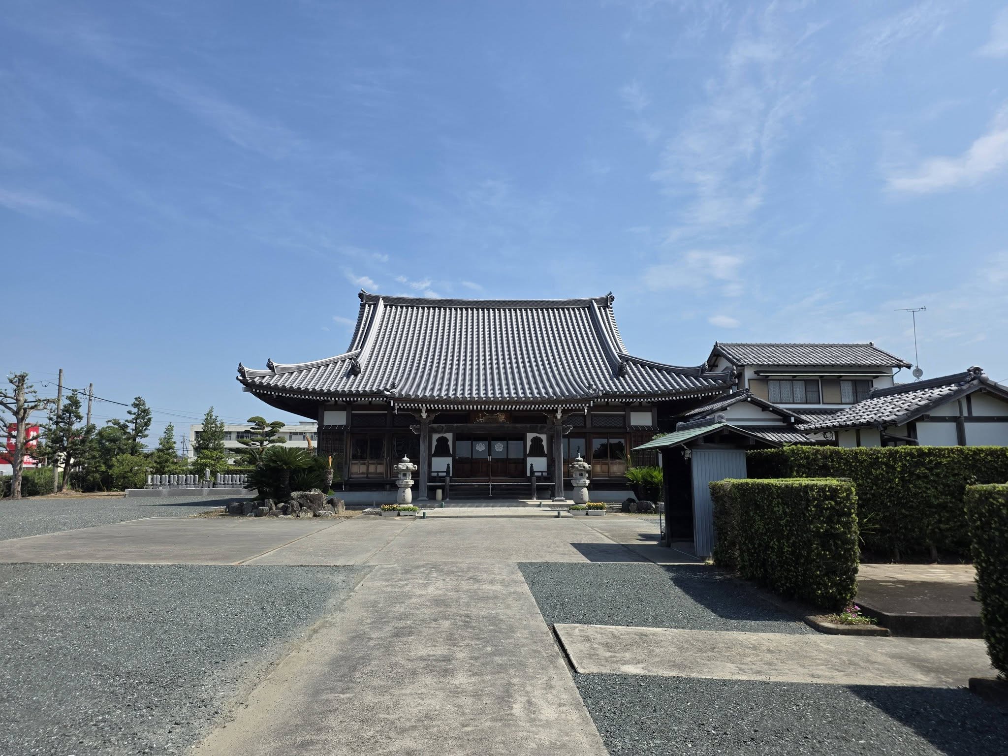 磐田市立野の医王山安楽寺本堂正面