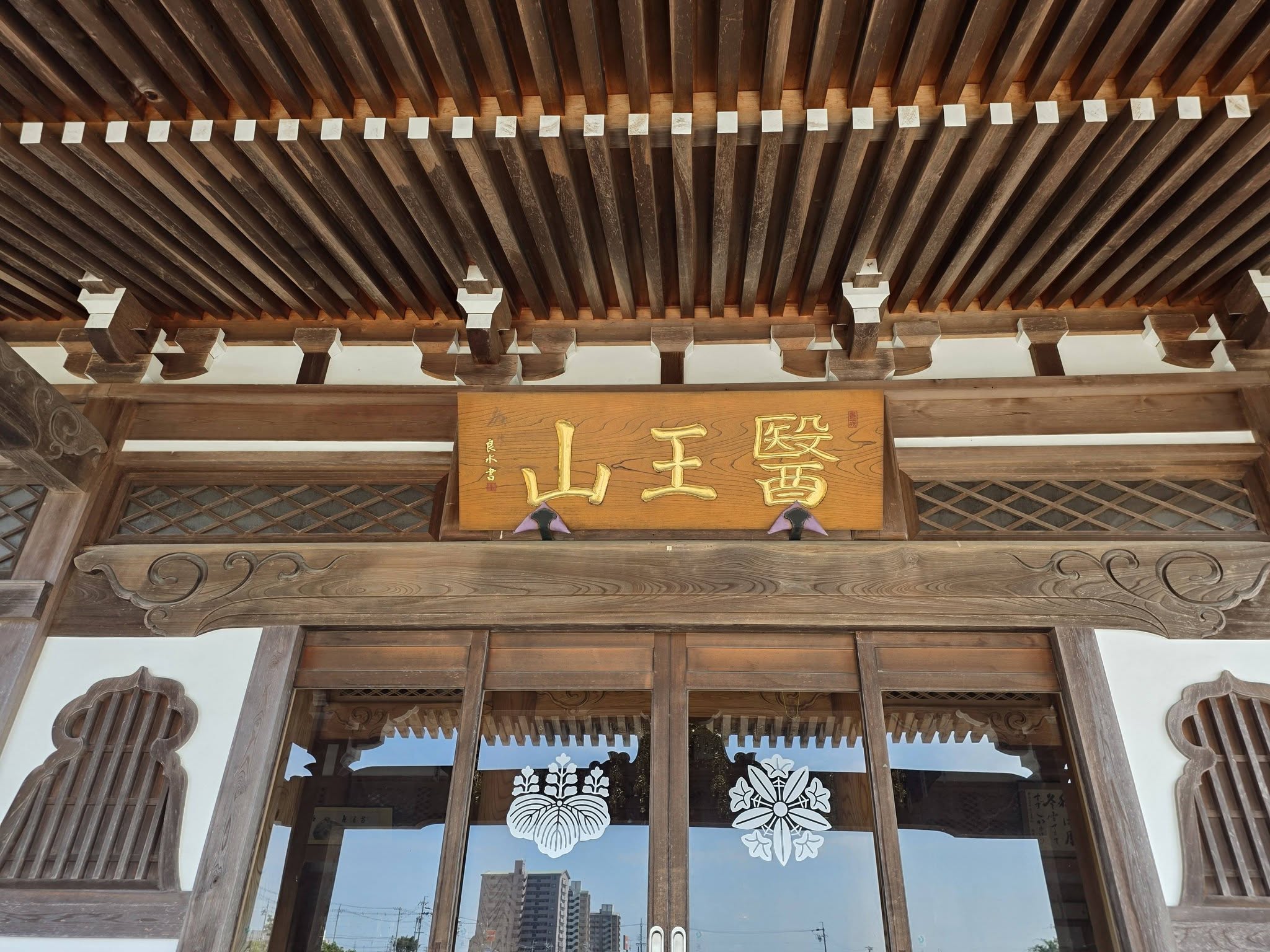 安楽寺本堂の医王山扁額と木組