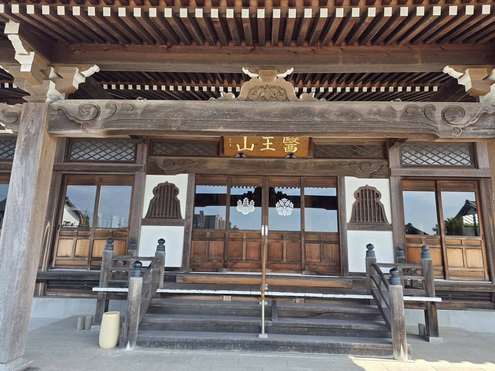 安楽寺本堂正面の建具