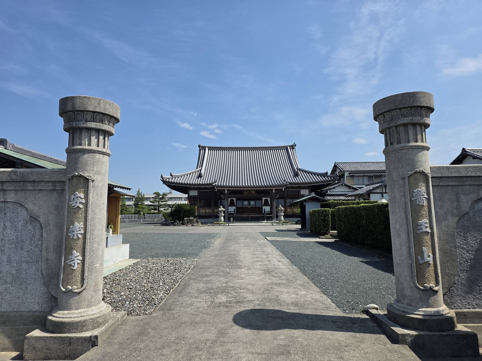 安楽寺山門から見た本堂