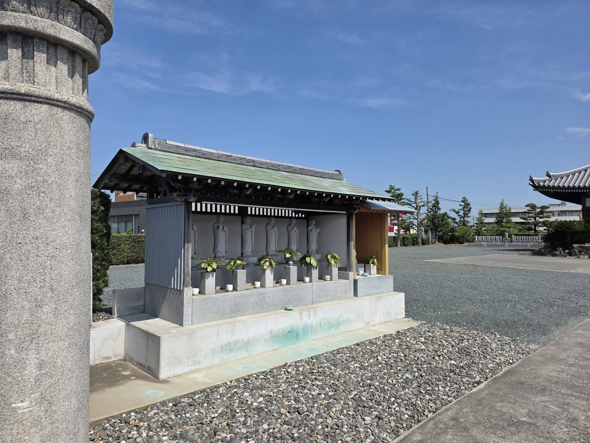 安楽寺境内に並ぶ6体の地蔵像