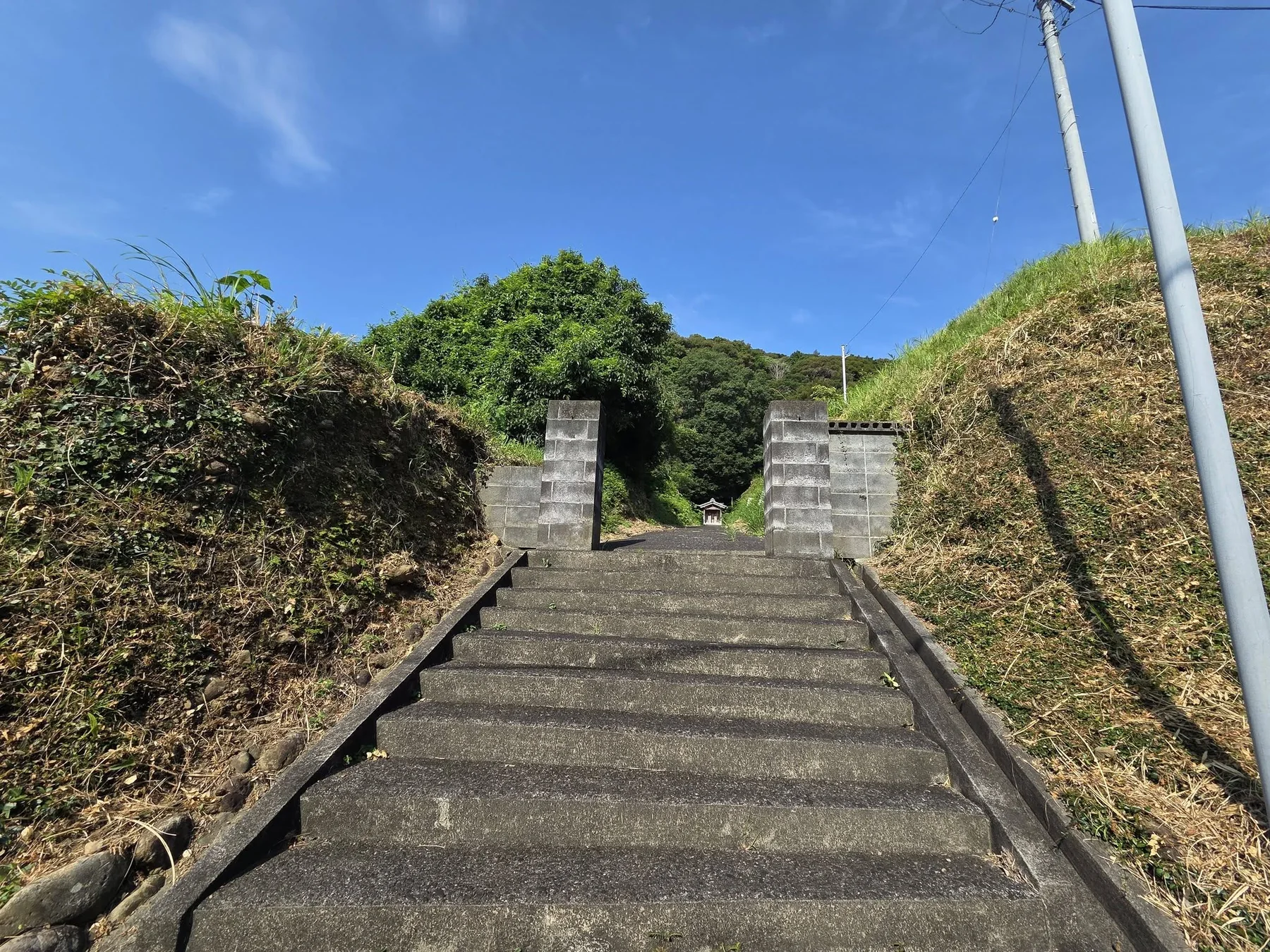 斜面を上る安全寺参道の石段