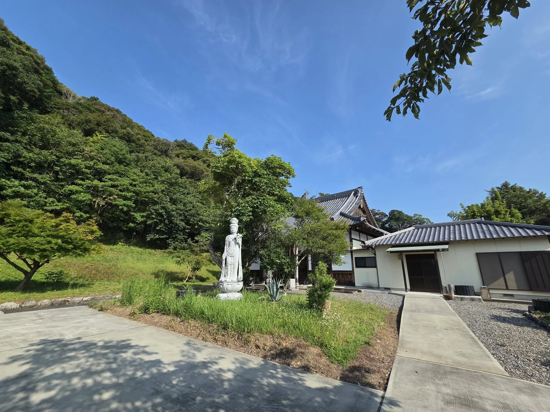 安全寺境内の観音像と本堂周辺