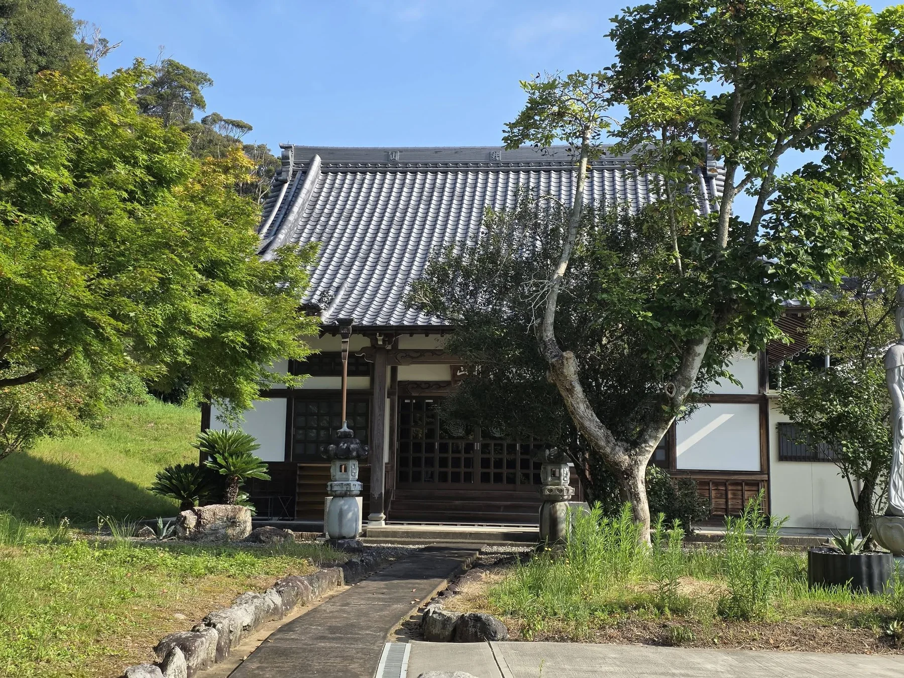 安全寺本堂へ続く参道