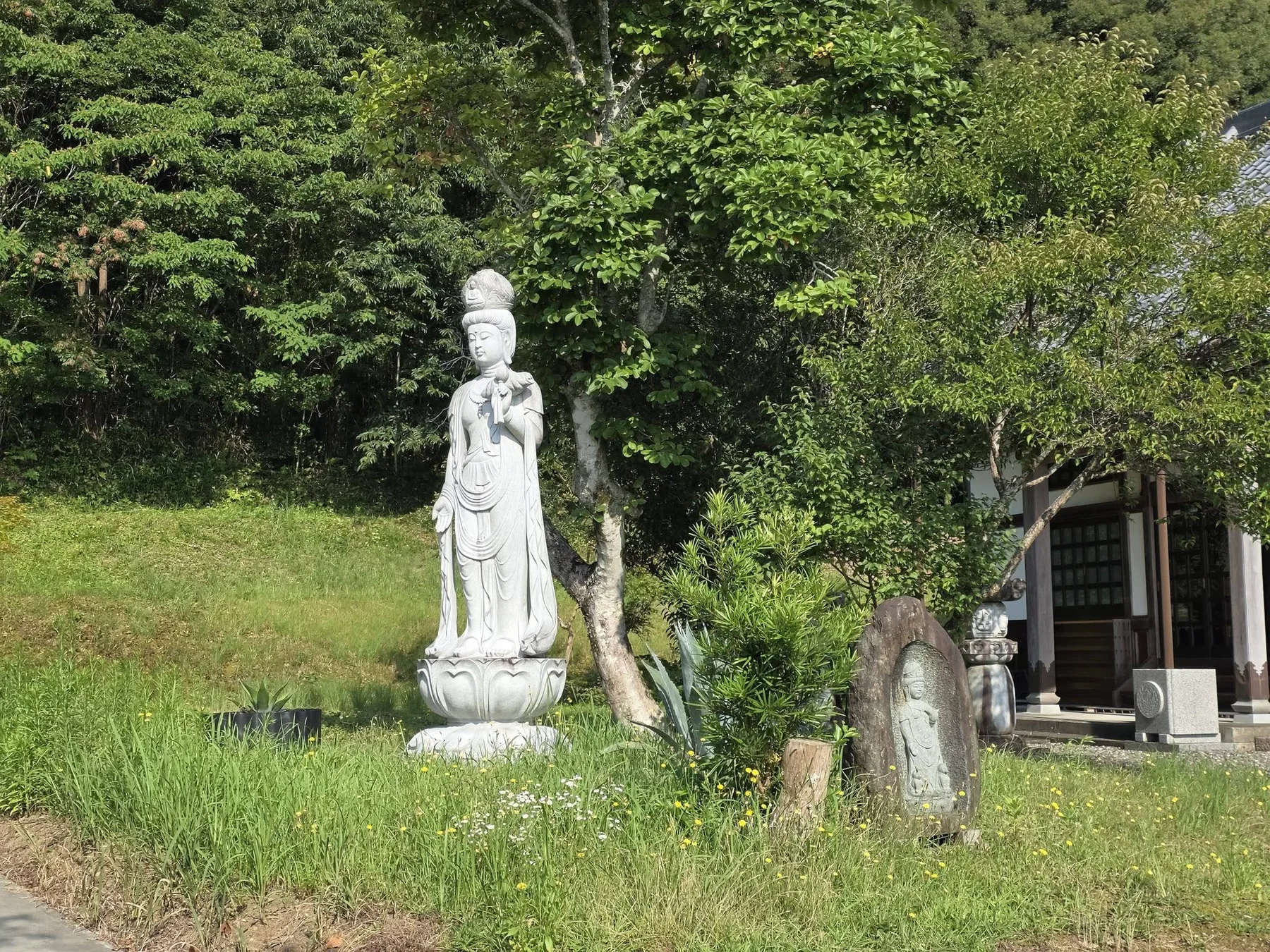 安全寺境内の観音像と石造物