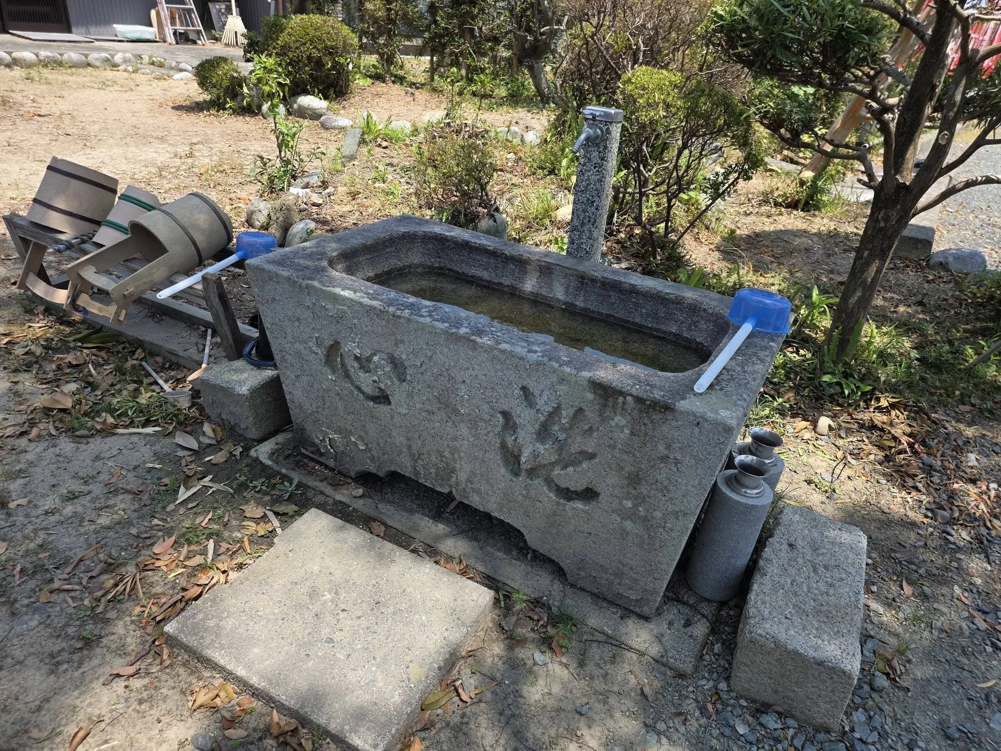 長泉寺境内の石製水盤