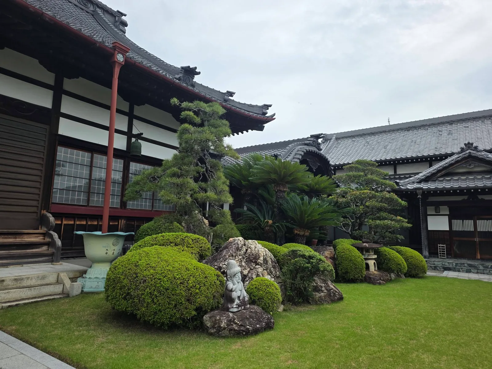 中泉寺本堂前の庭園と境内