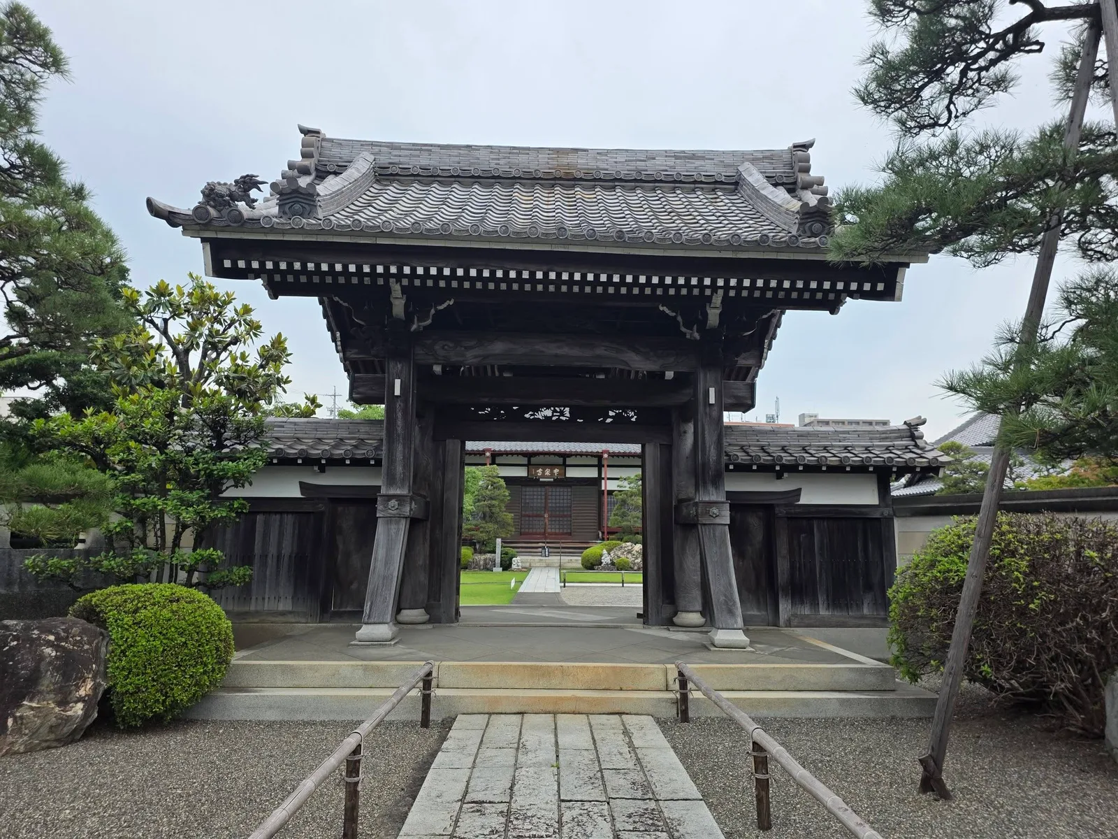中泉寺の山門と参道