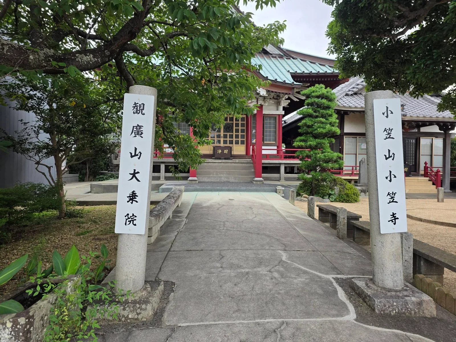 大乗院と小笠山小笠寺の参道入口