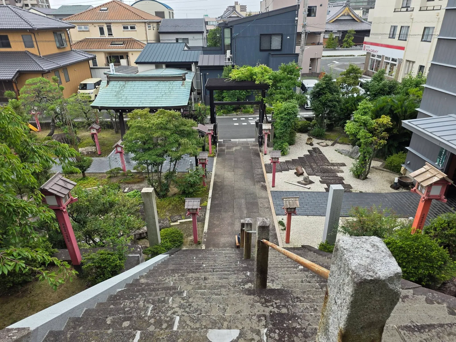 大乗院三仭坊の境内全景