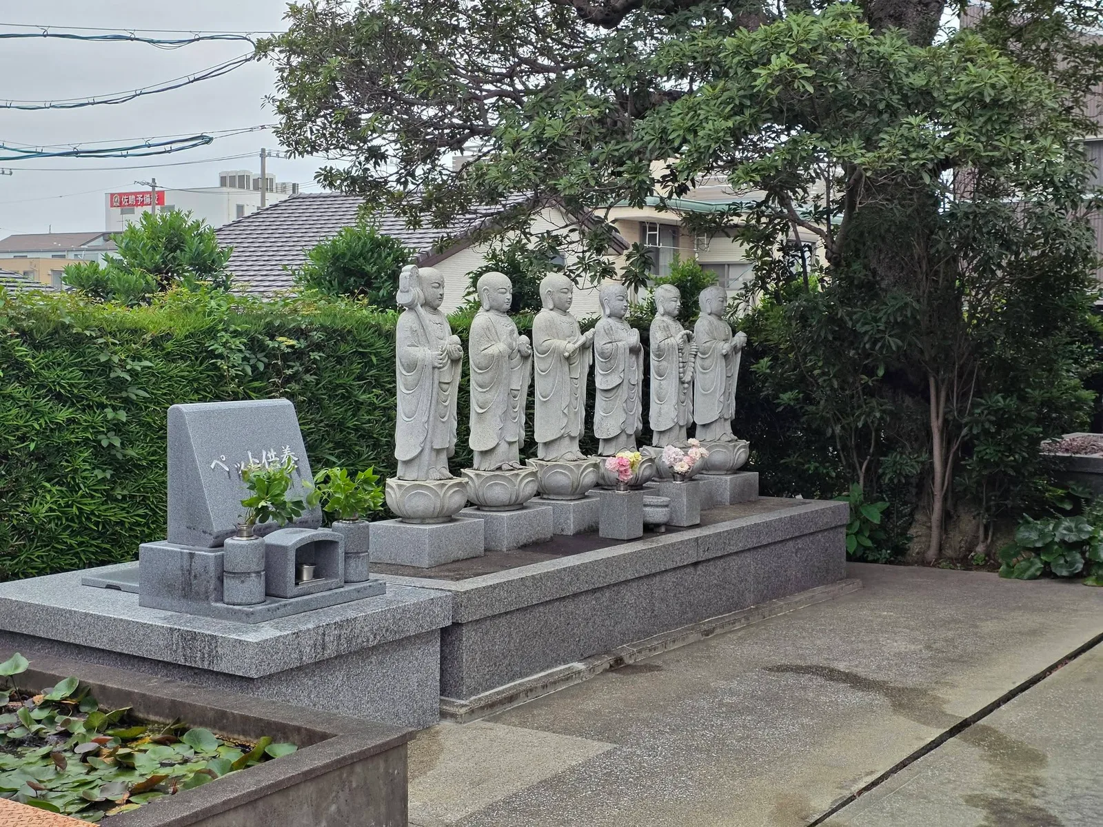 大乗院三仭坊境内の供養地蔵