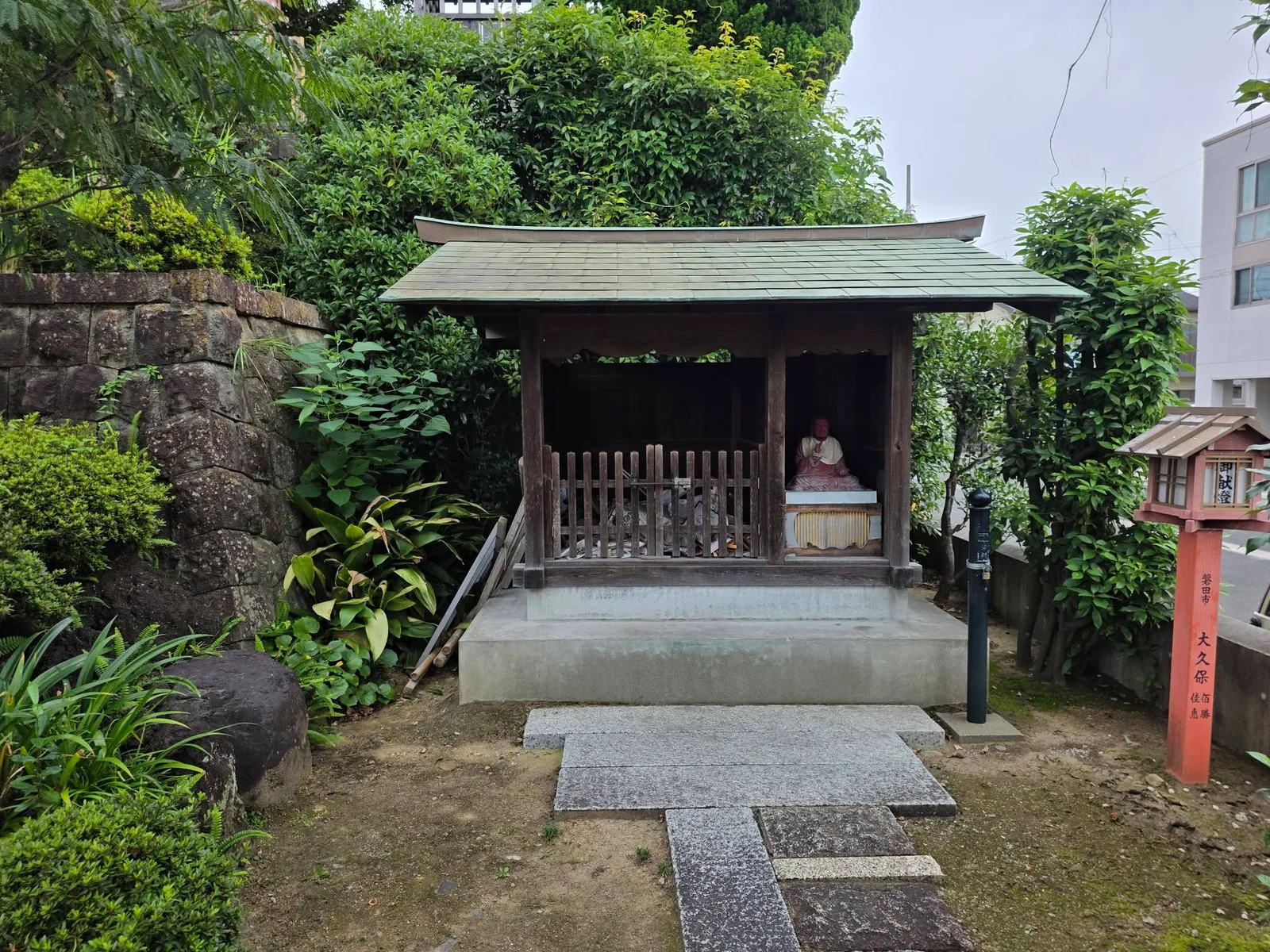 大乗院三仭坊境内の小堂と尊像