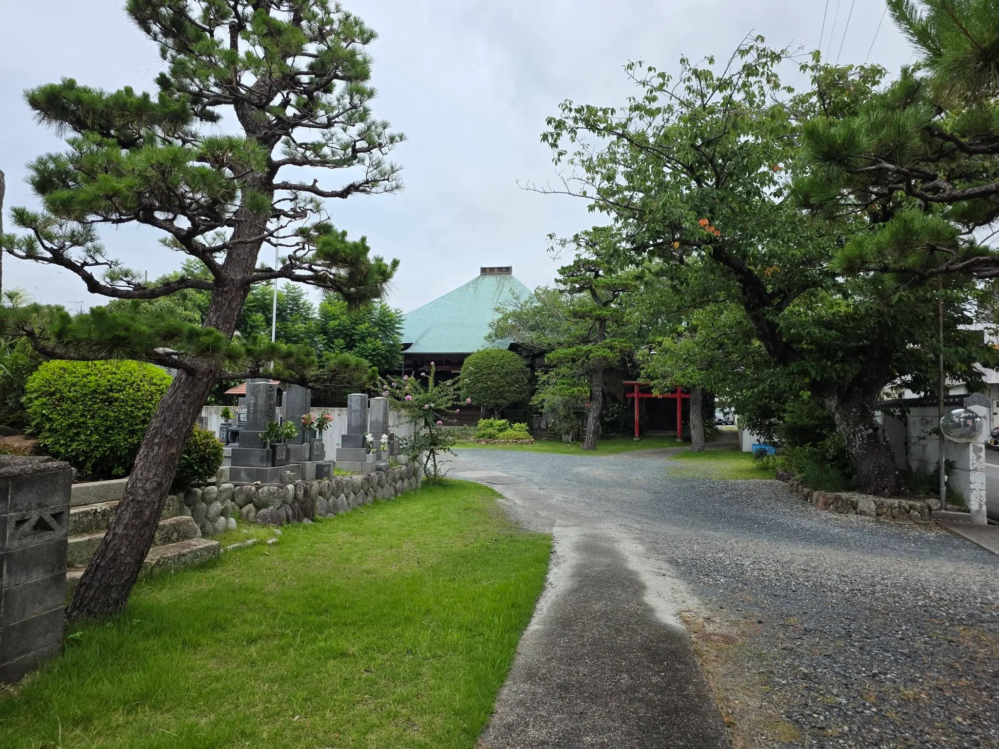 大見寺参道から見た本堂