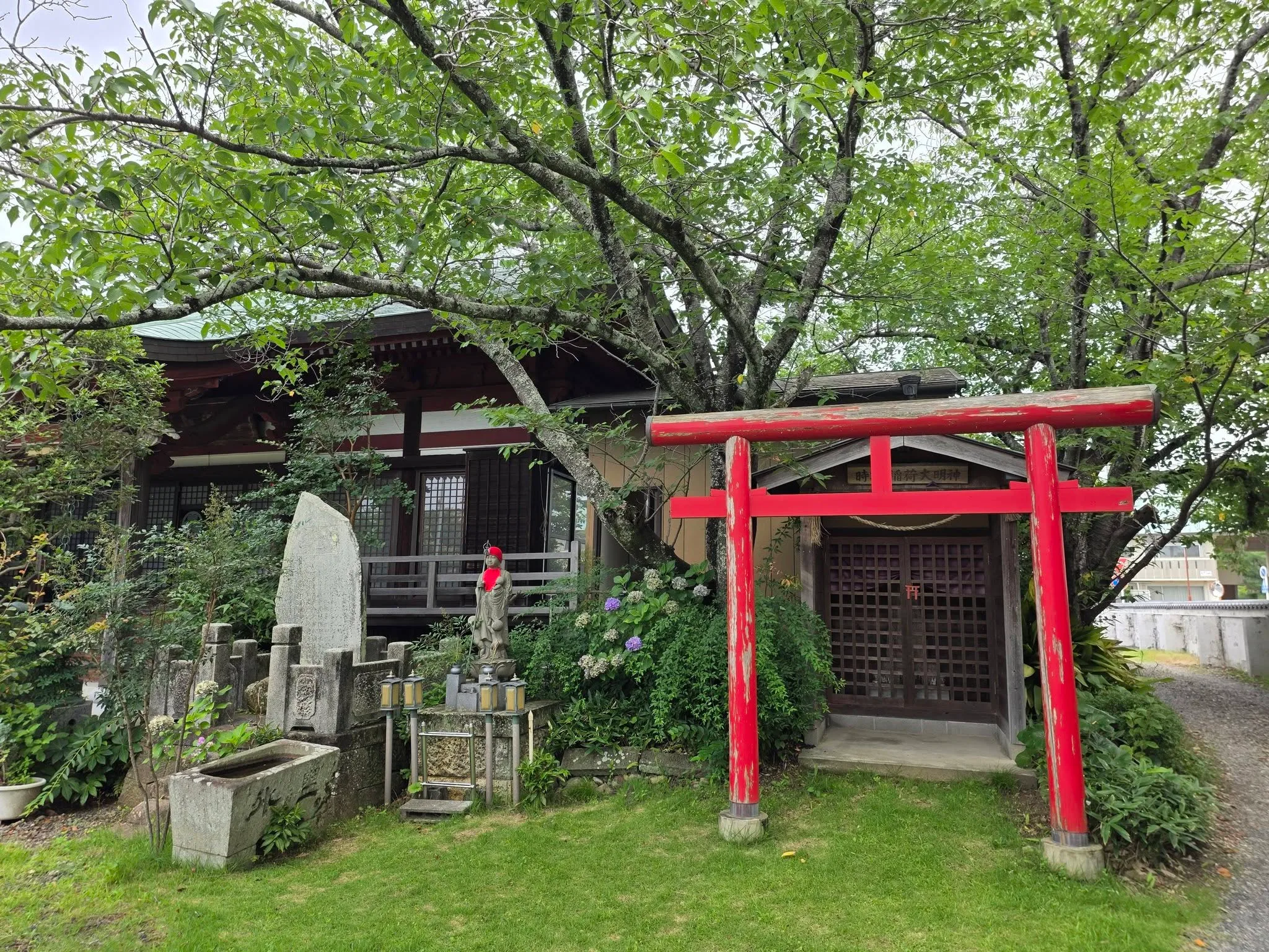 大見寺本堂と境内社
