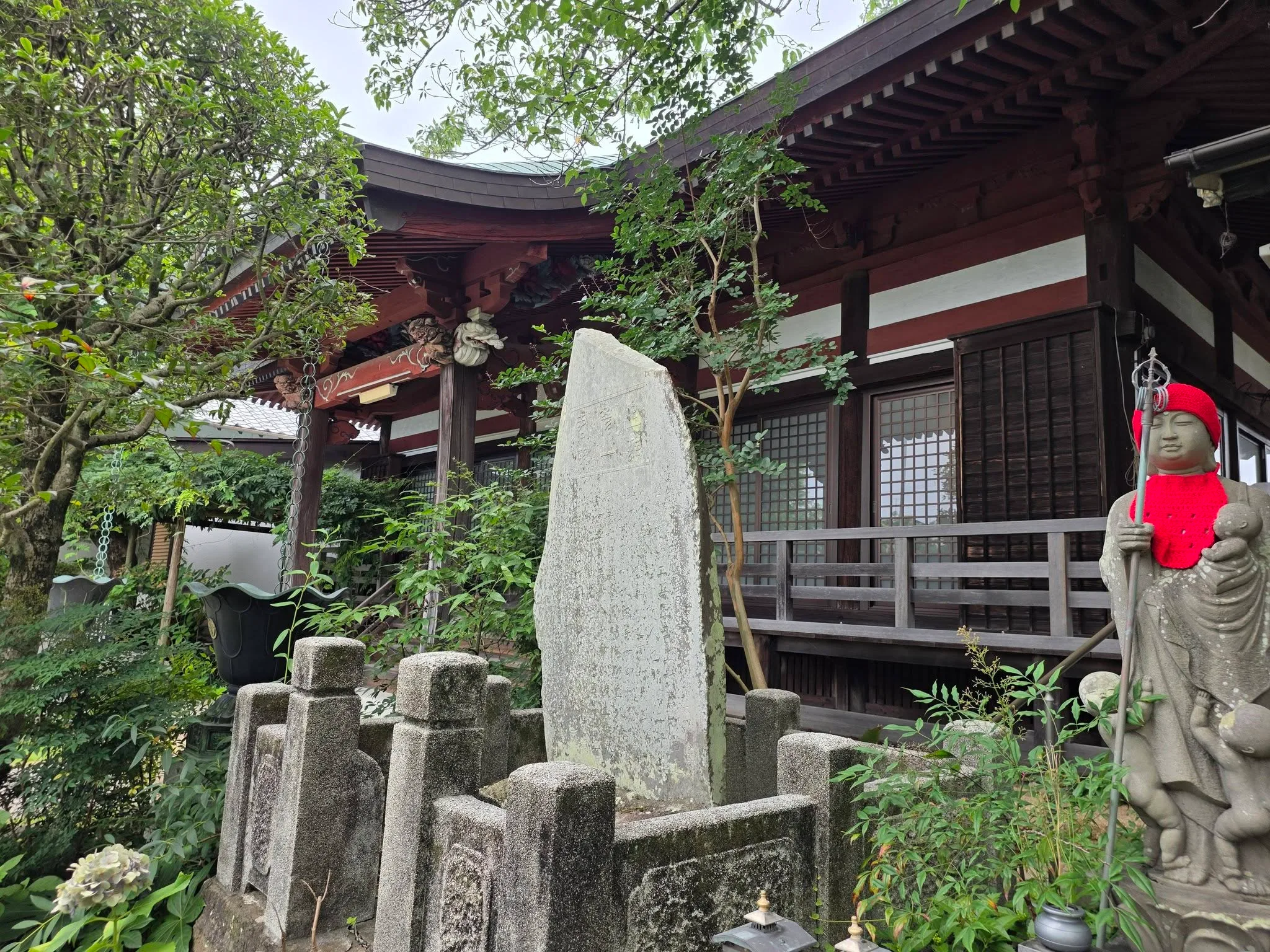 大見寺境内の地蔵と記念石