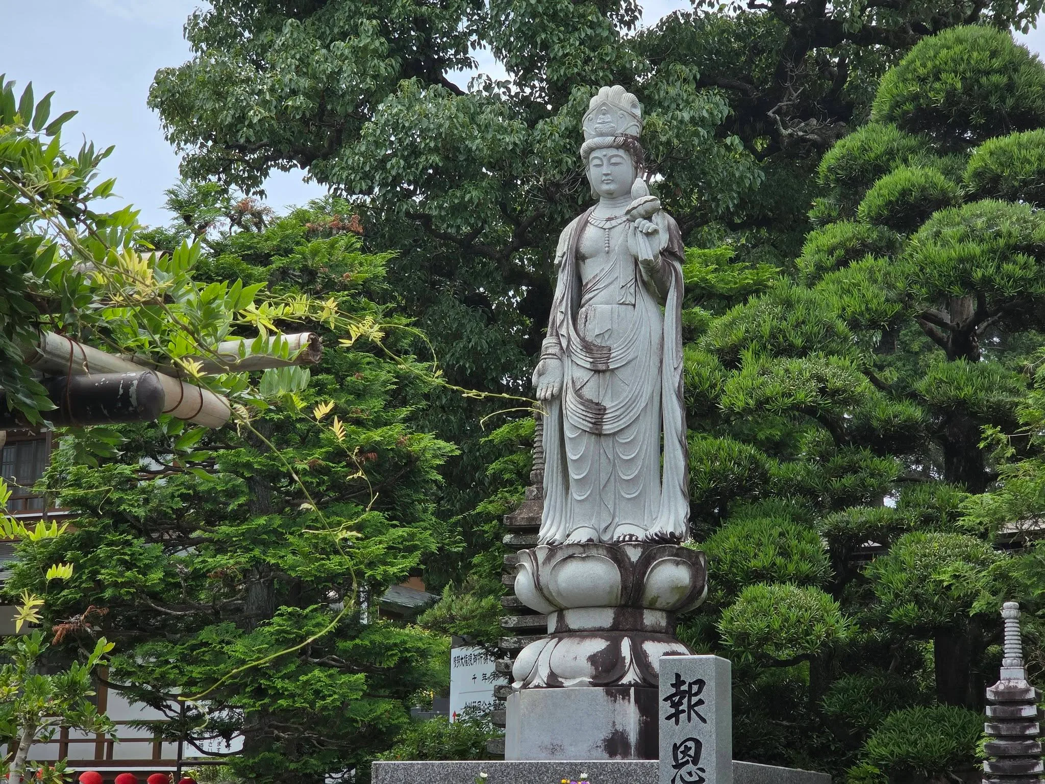 福王寺境内の観音石像