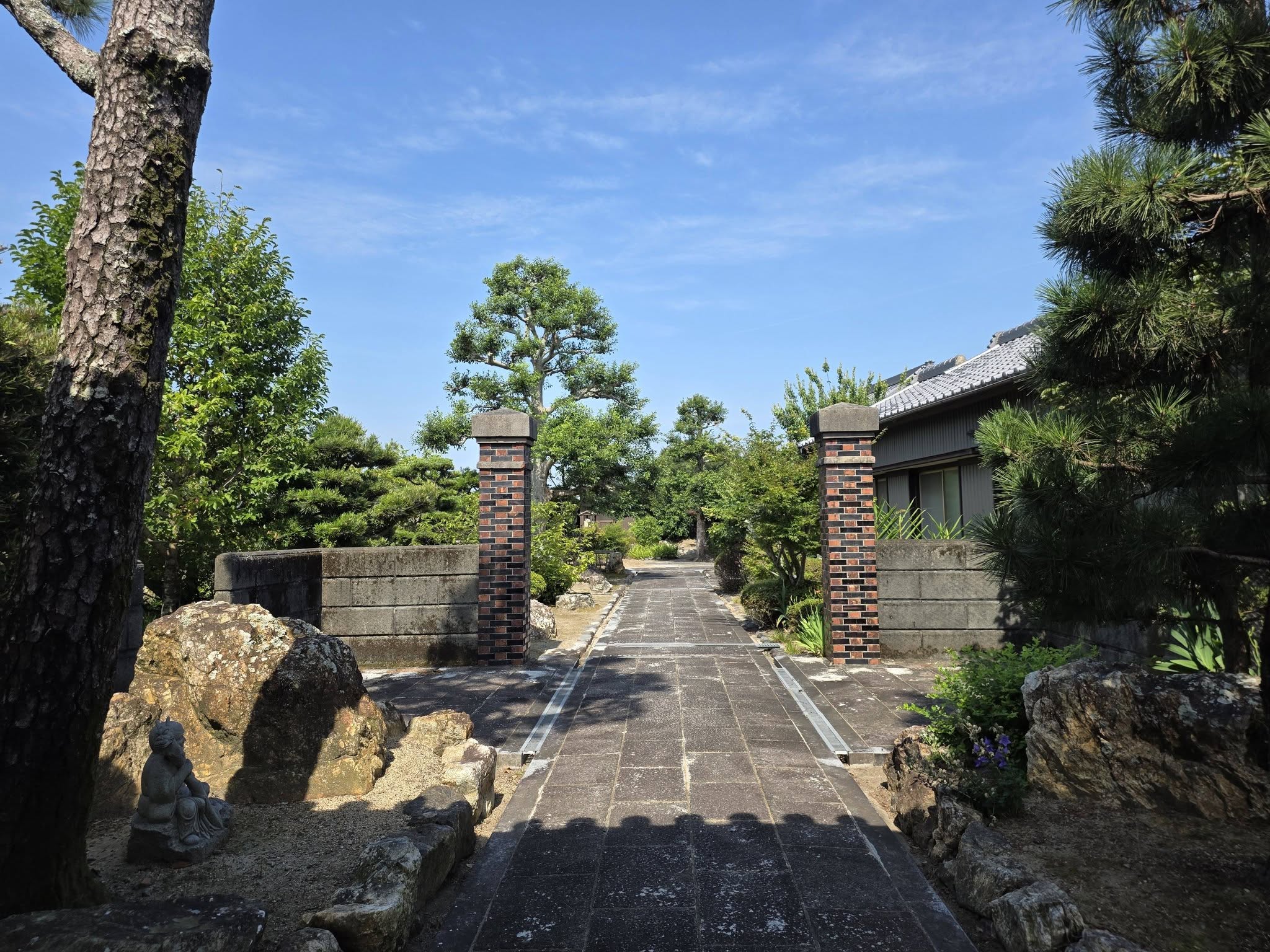 磐田市森本の福王寺境内へ続く参道