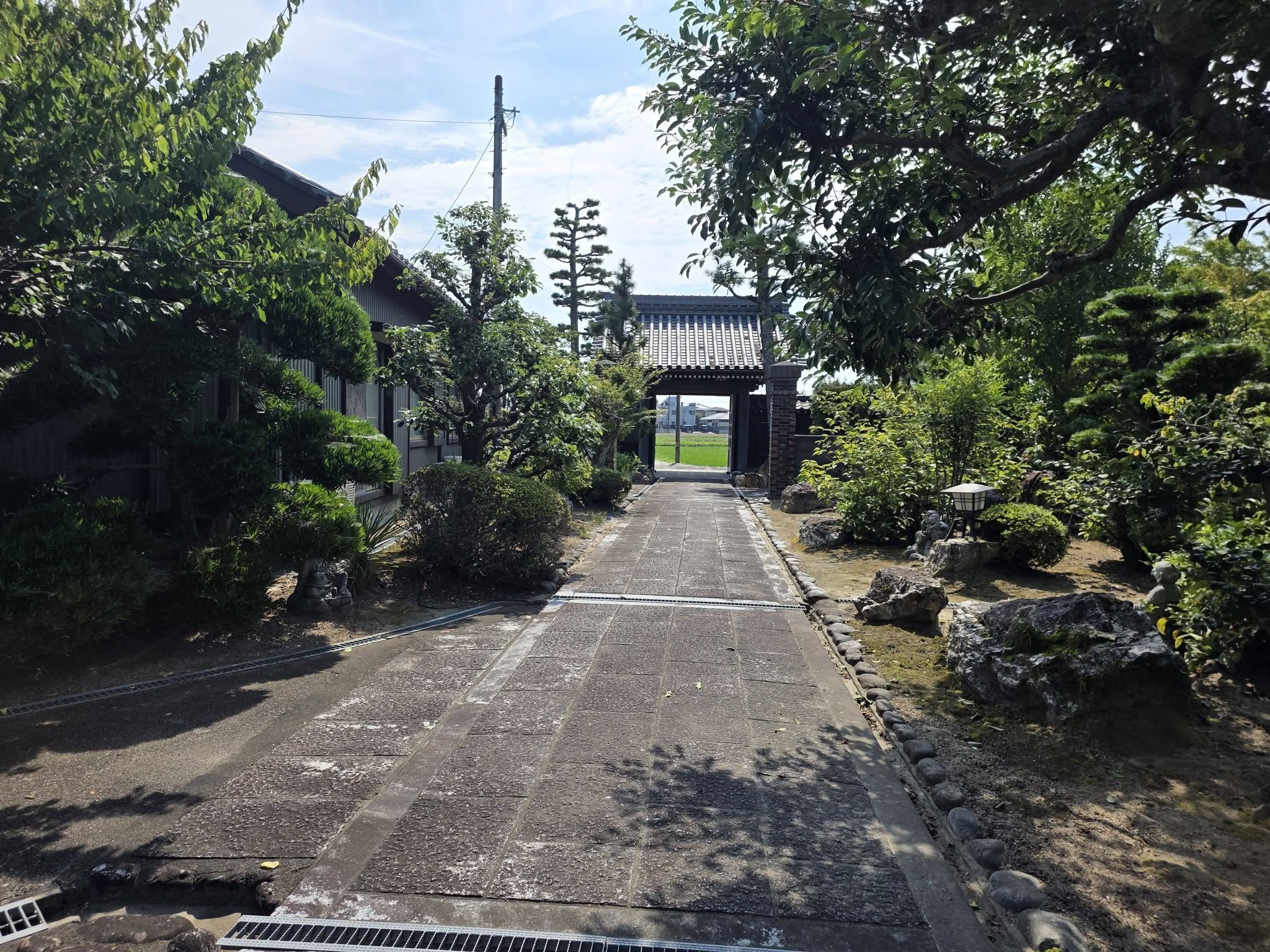 福王寺境内から門と森本の平野を望む