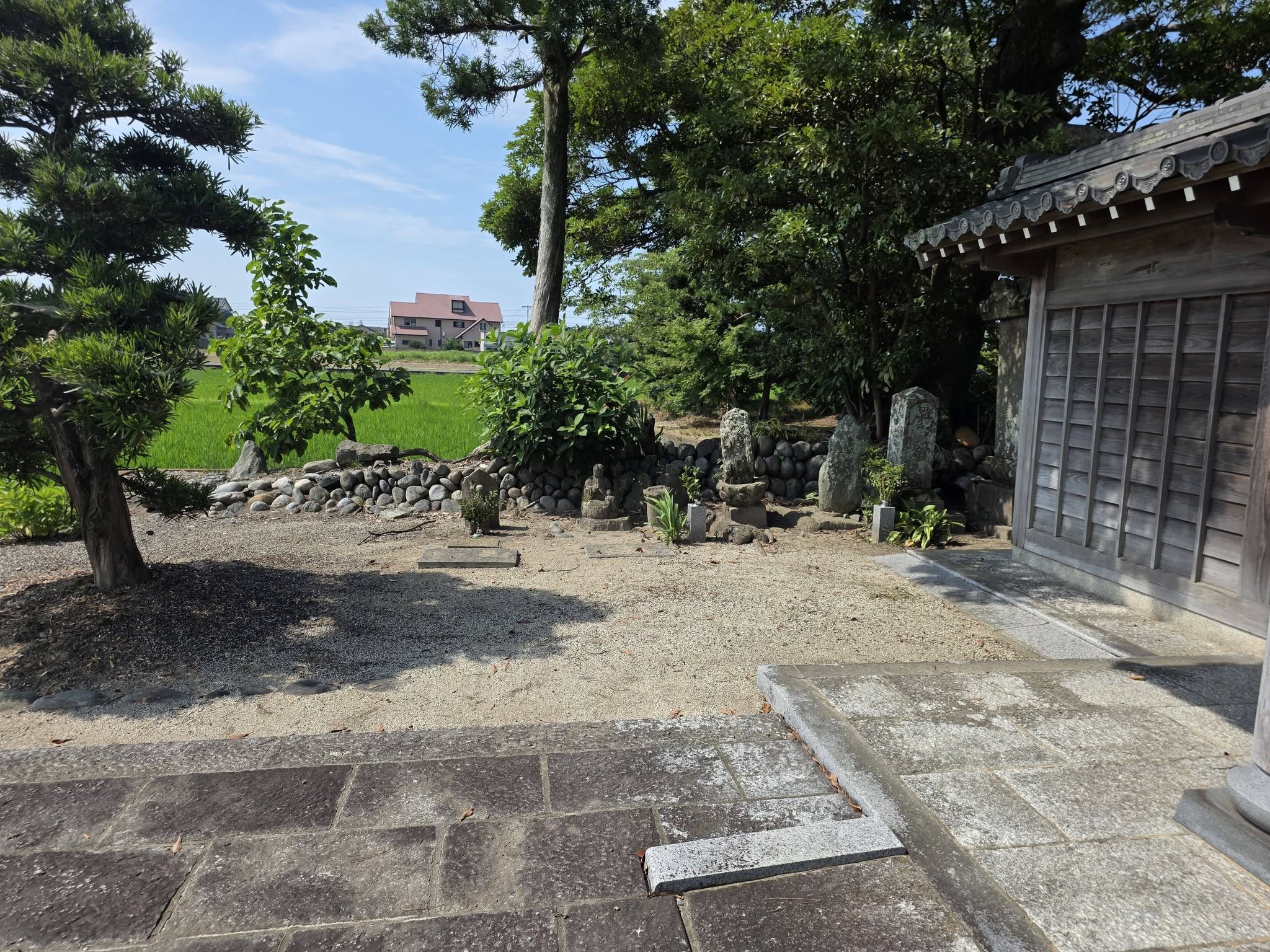 福王寺境内の石造物と背後の耕地