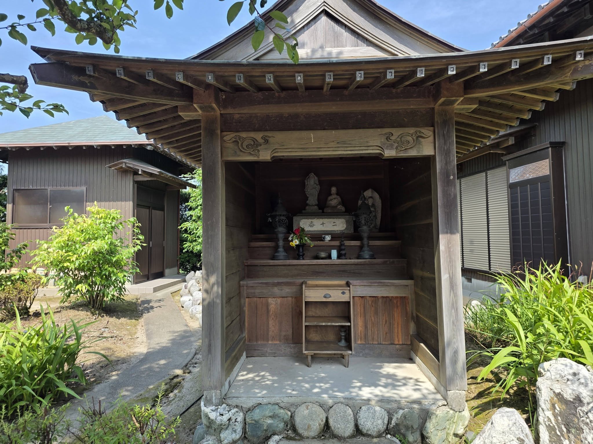 福王寺境内の小堂と尊像