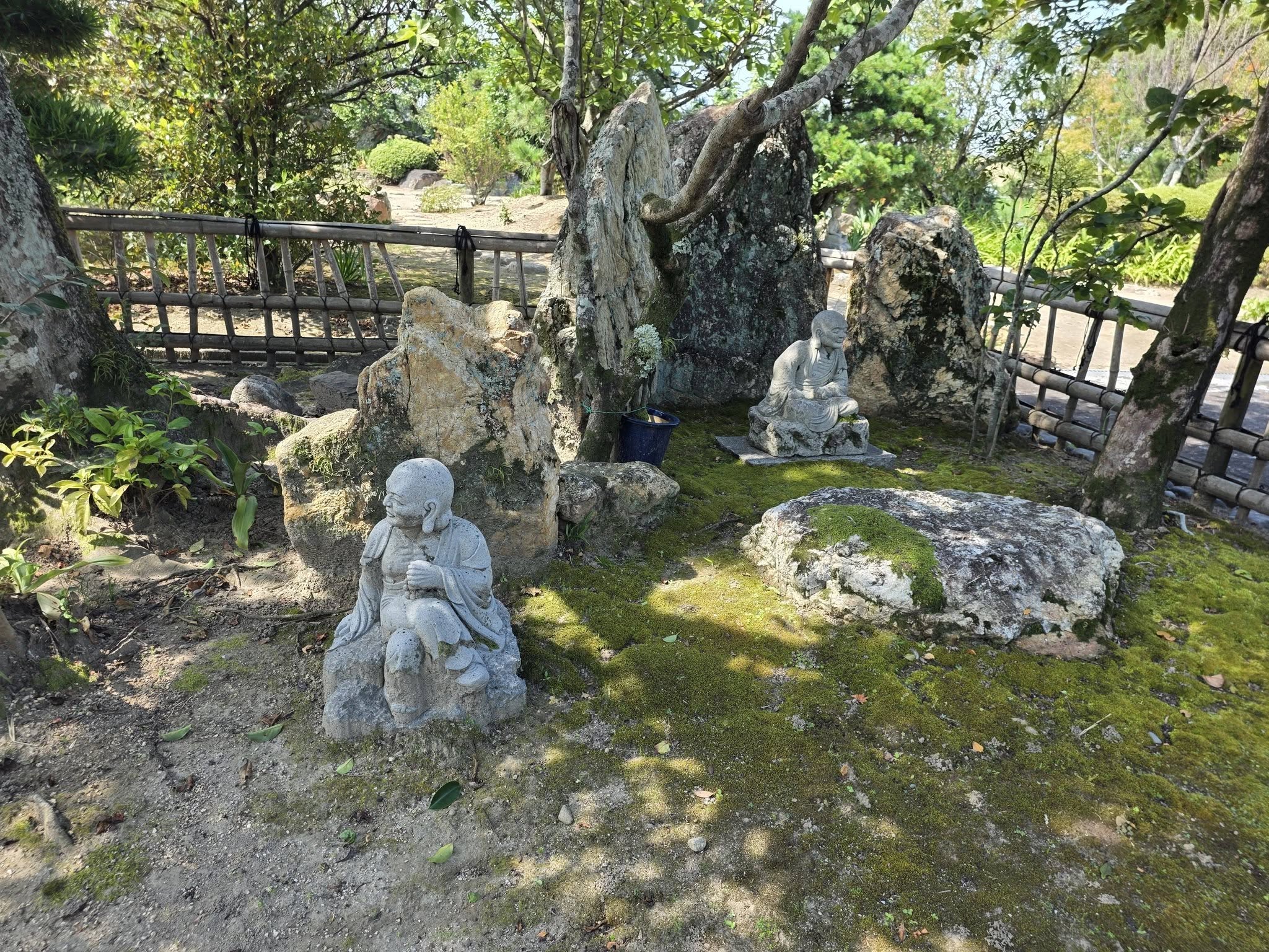 福王寺境内庭園の羅漢風石像と庭石
