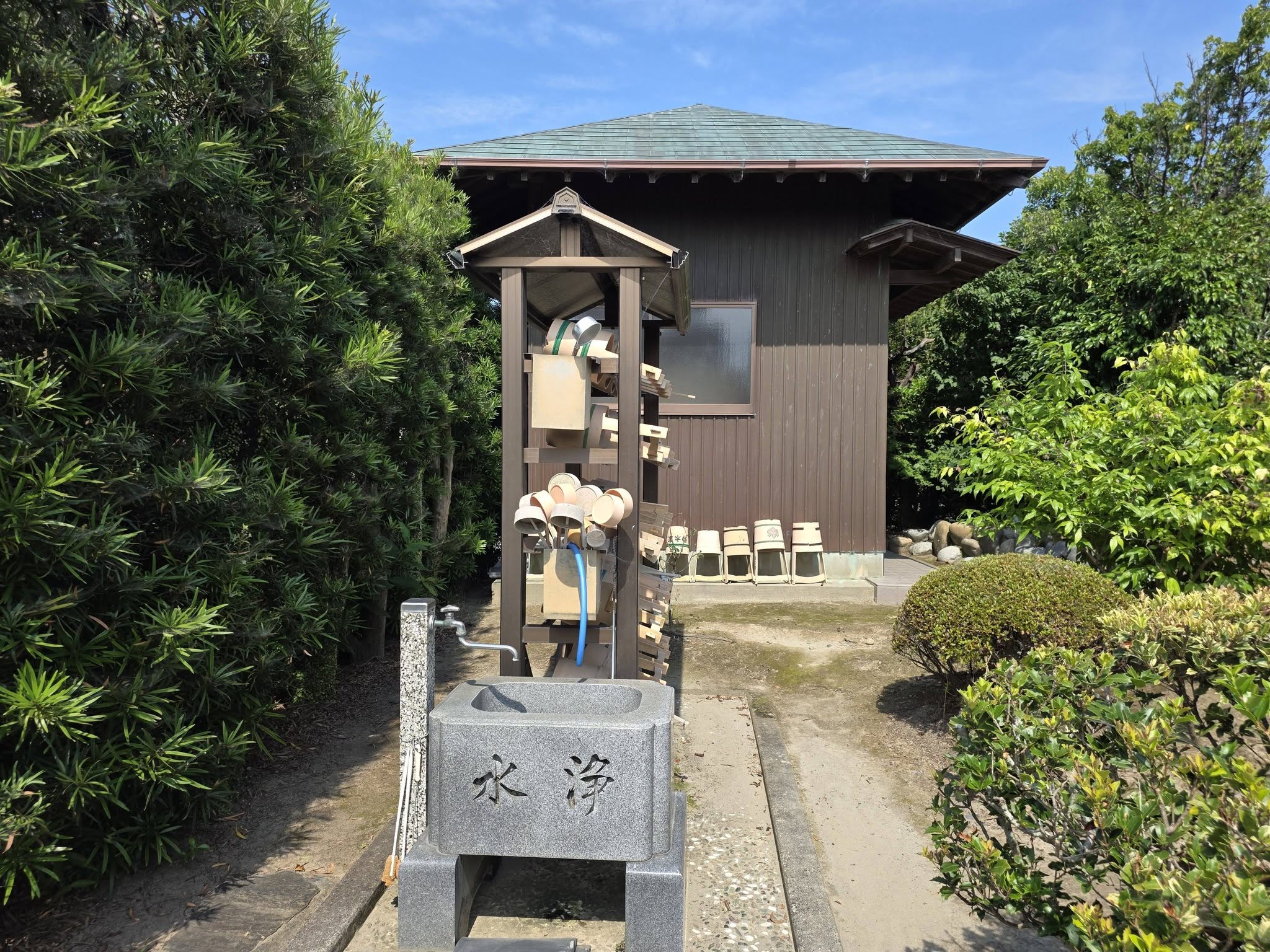 福王寺境内の手水鉢