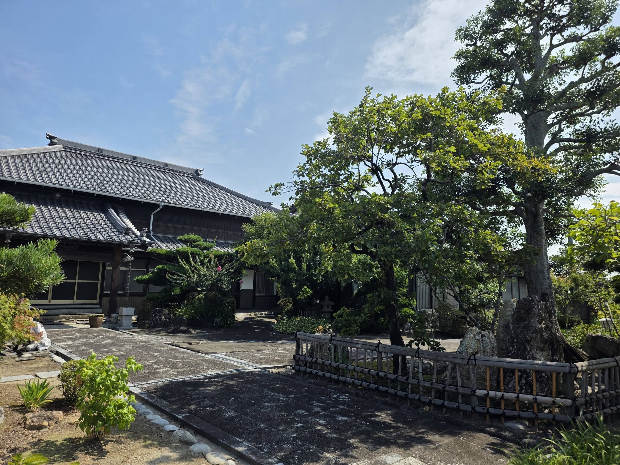 福王寺本堂と境内の側面