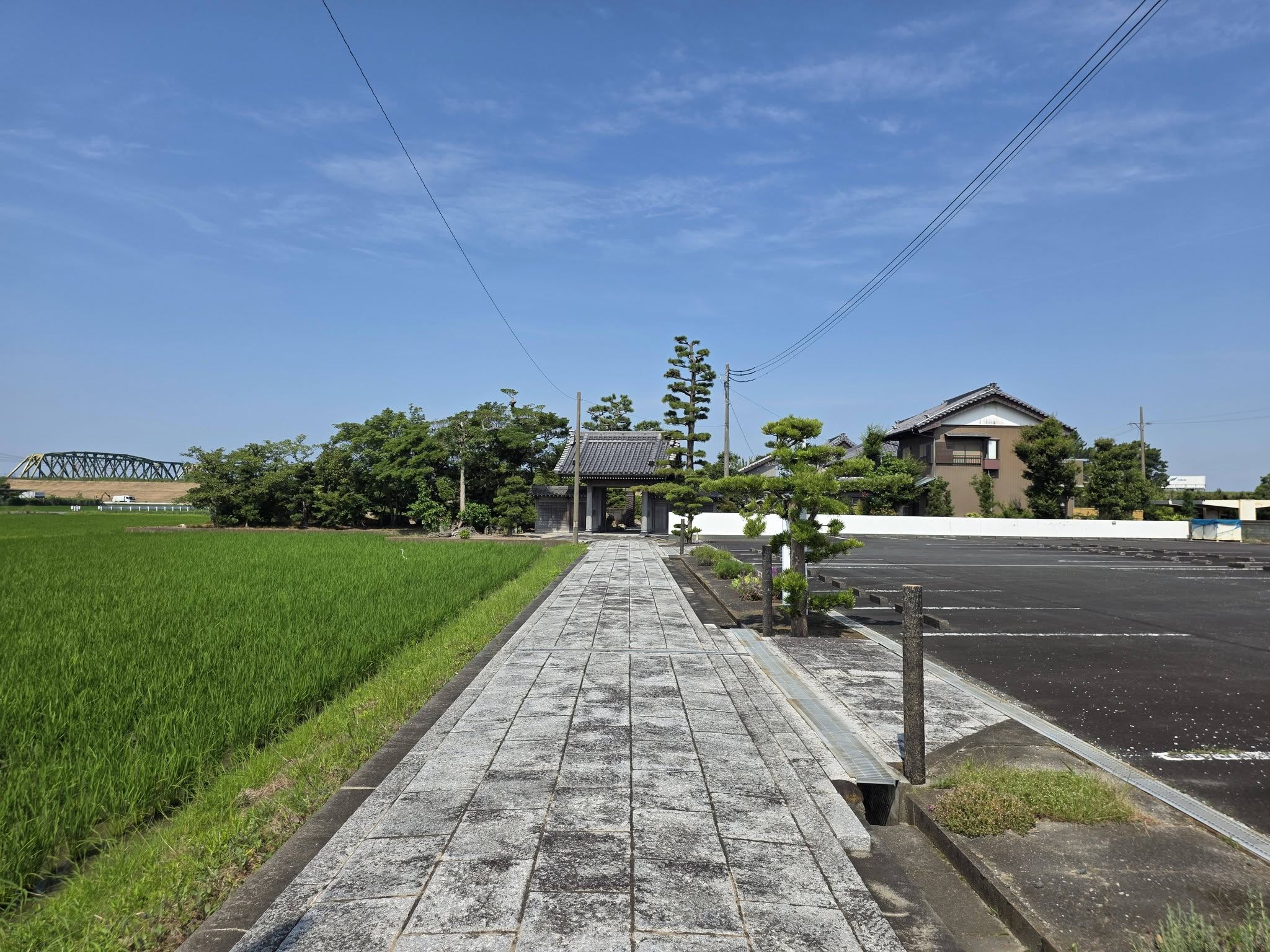 福王寺の参道と山門