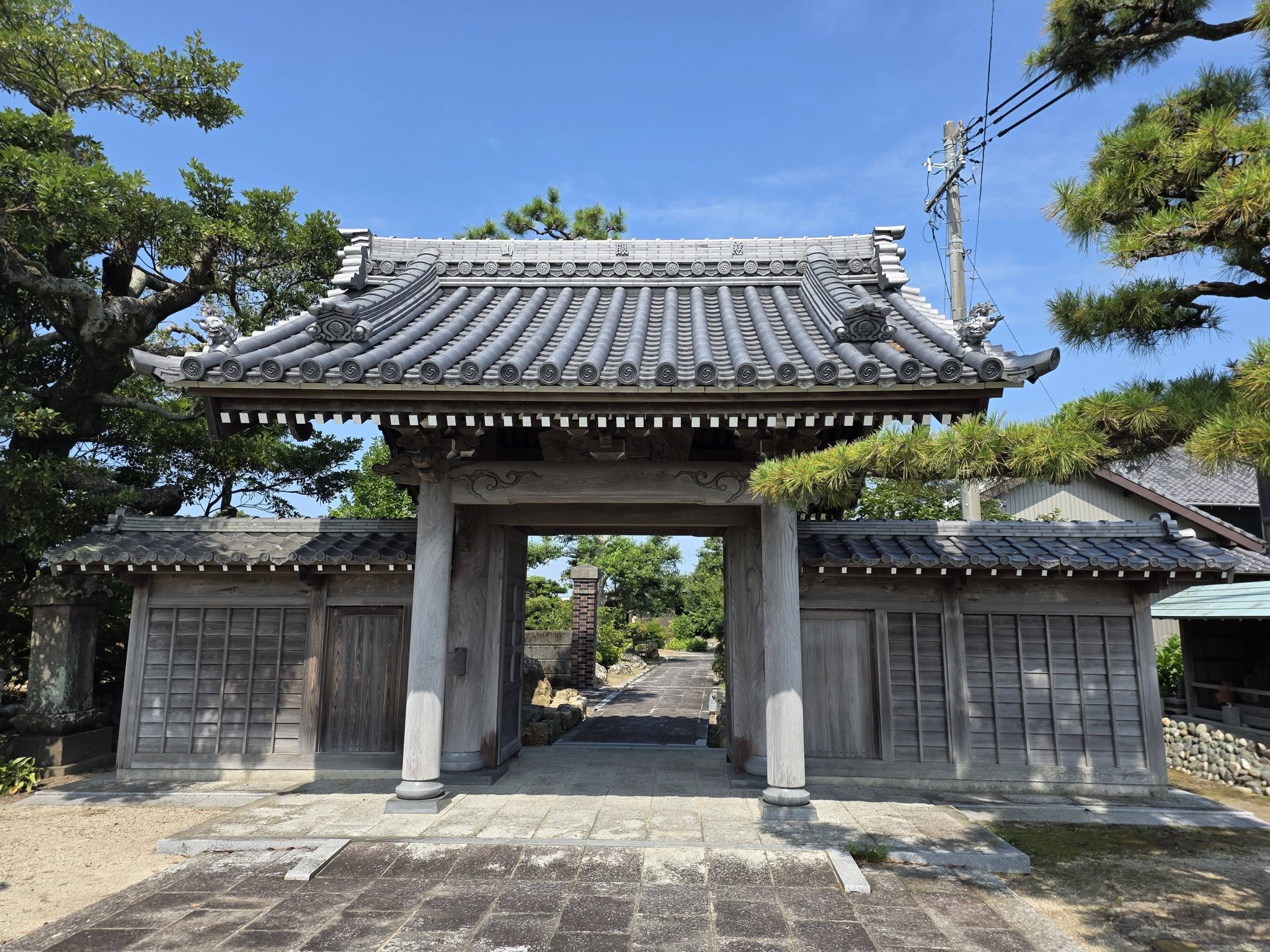 福王寺山門の正面