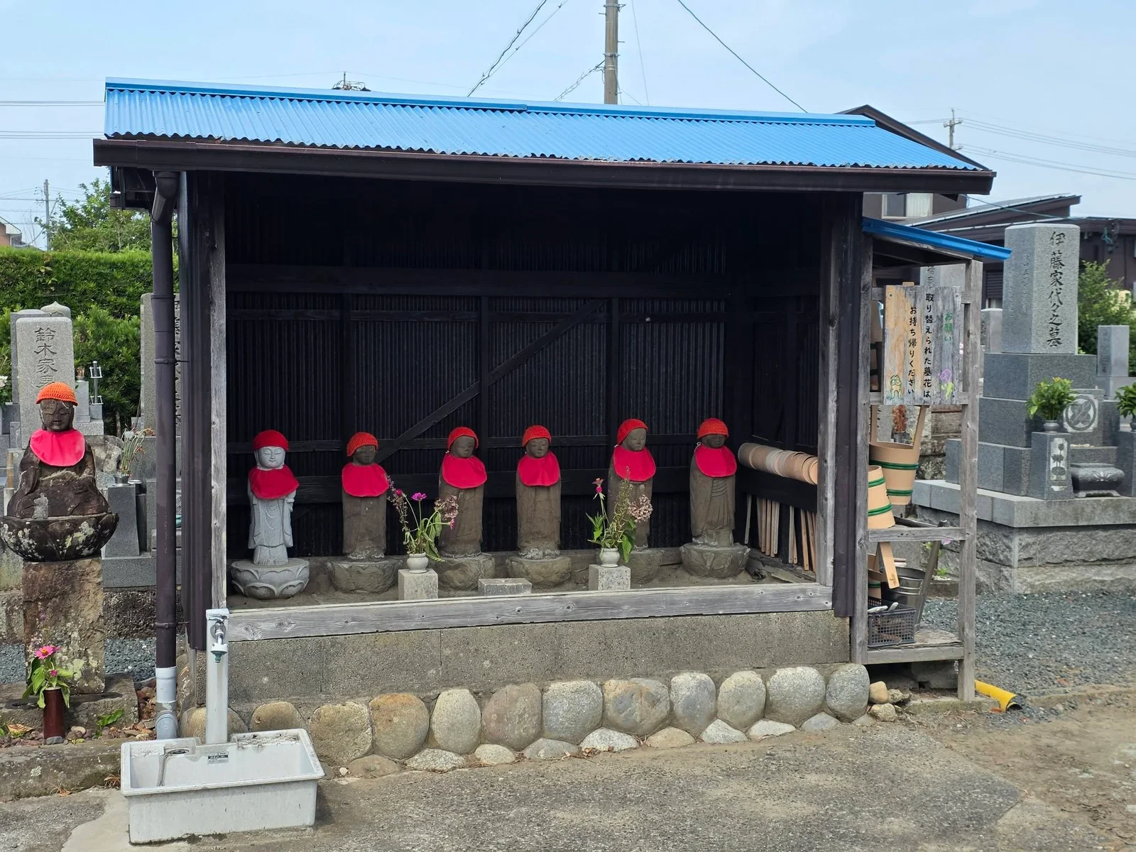 福生寺墓域脇の地蔵群