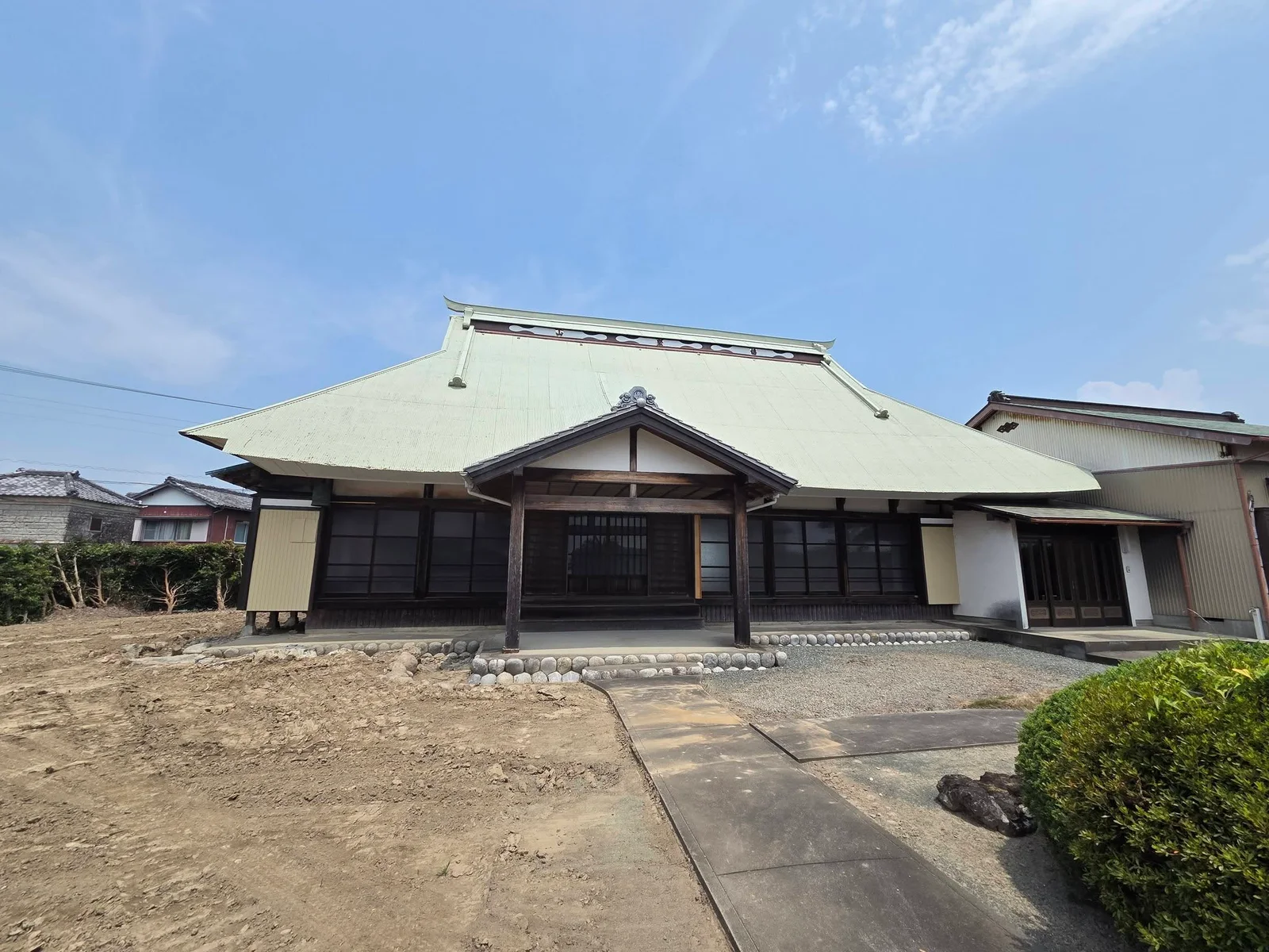 磐田市平間の願成寺本堂正面