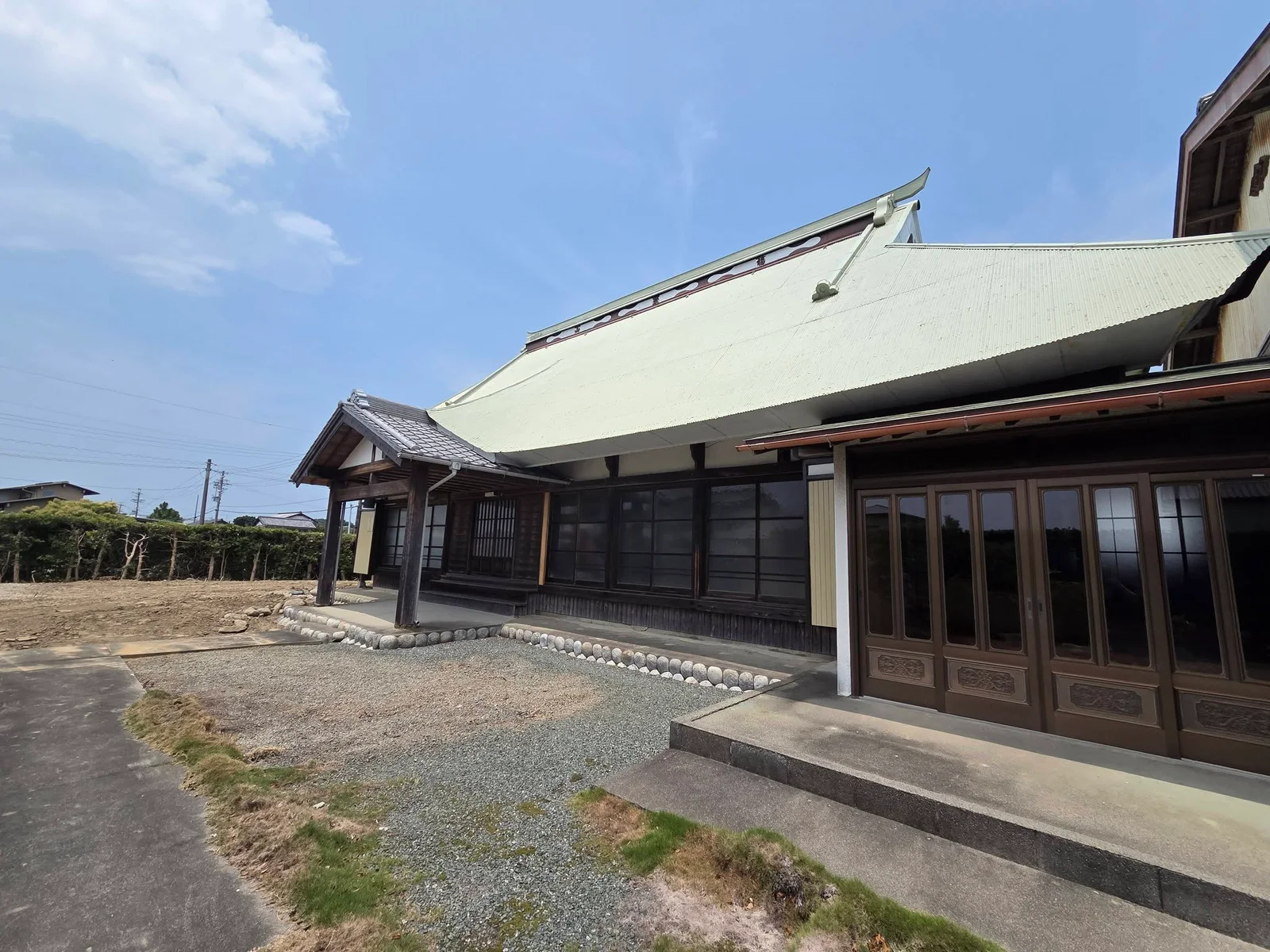 願成寺本堂と付属建物の側面