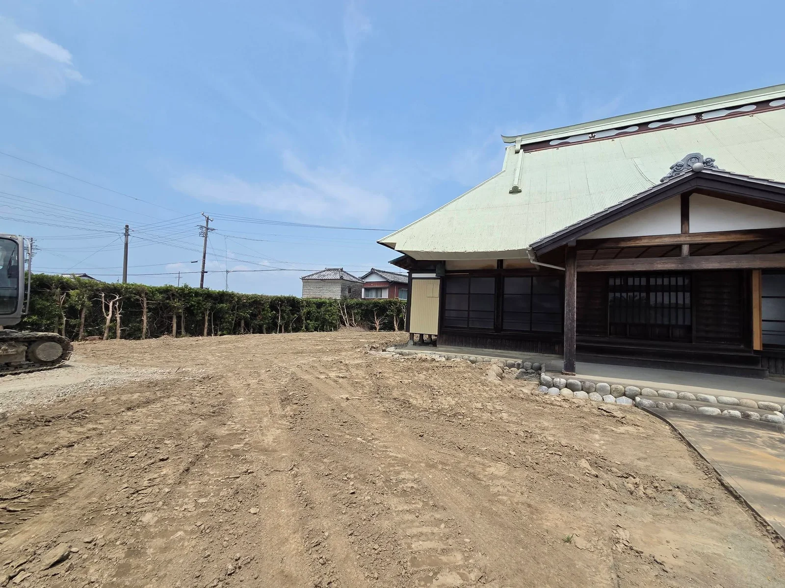 願成寺本堂前で確認された地表整備中の区域
