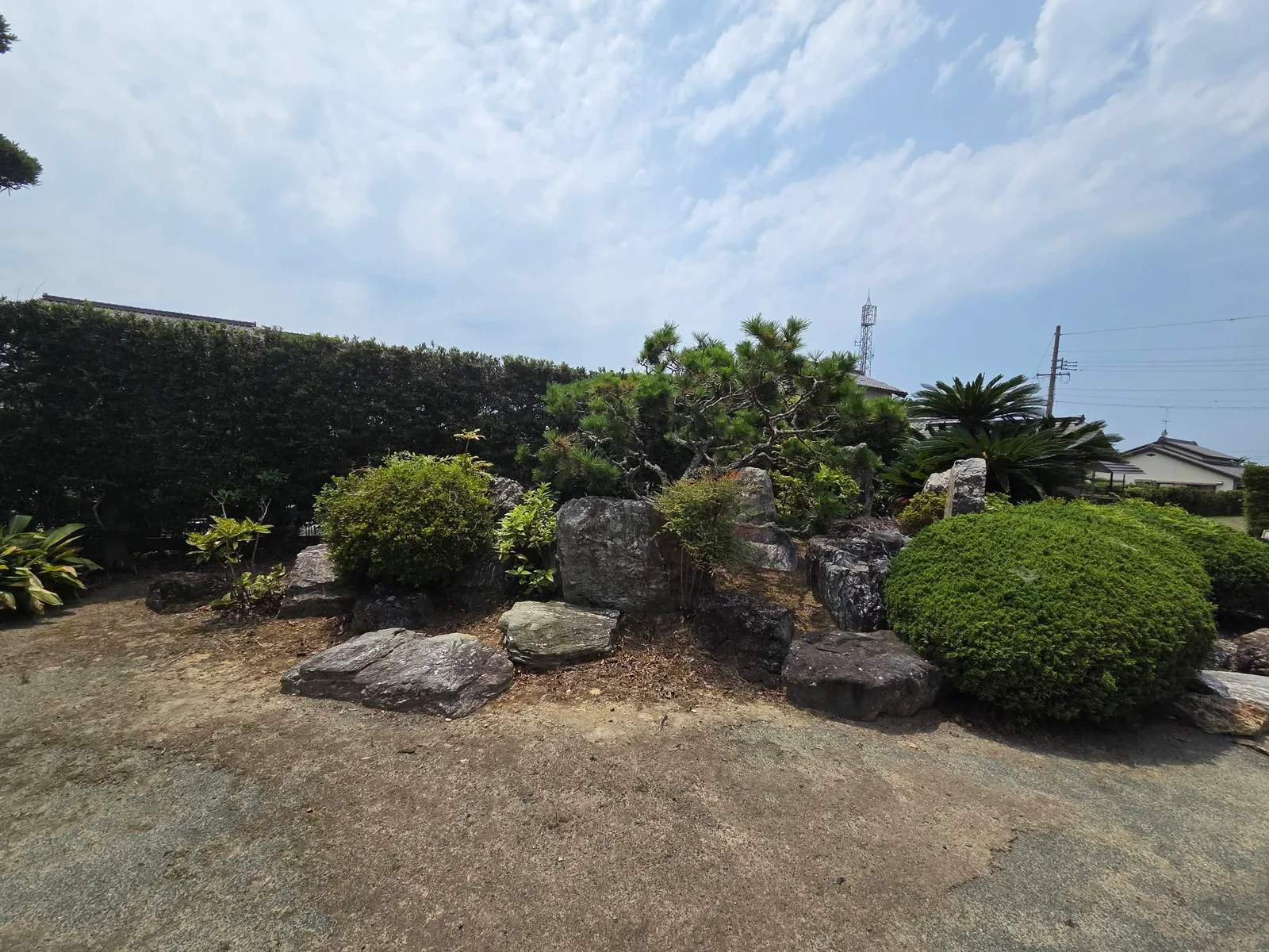願成寺境内の庭園と石組