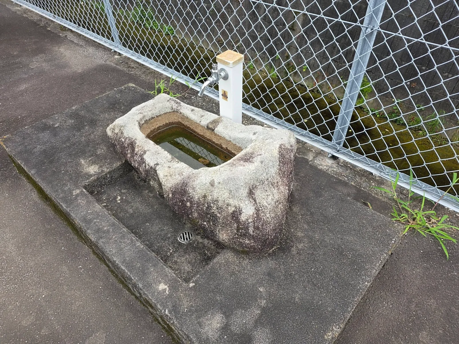 合掌寺所在地の手水鉢