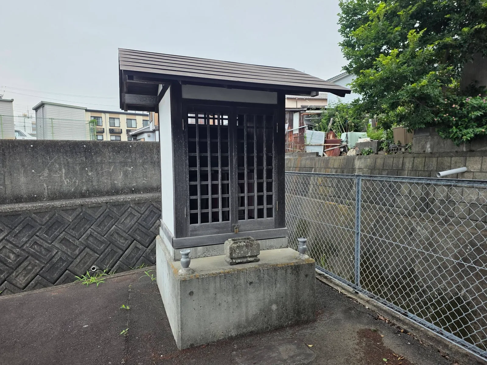 磐田市中泉の合掌寺所在地で確認された小祠