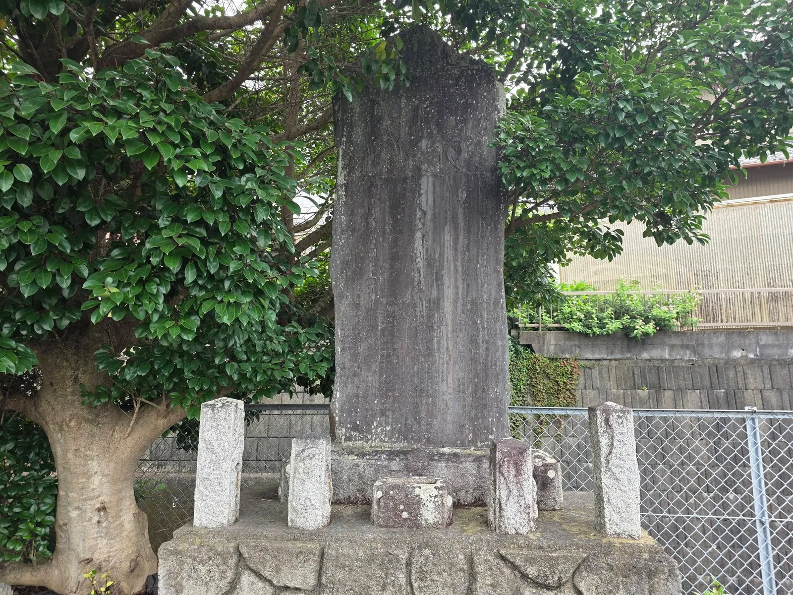 合掌寺所在地の樹木脇に立つ石碑