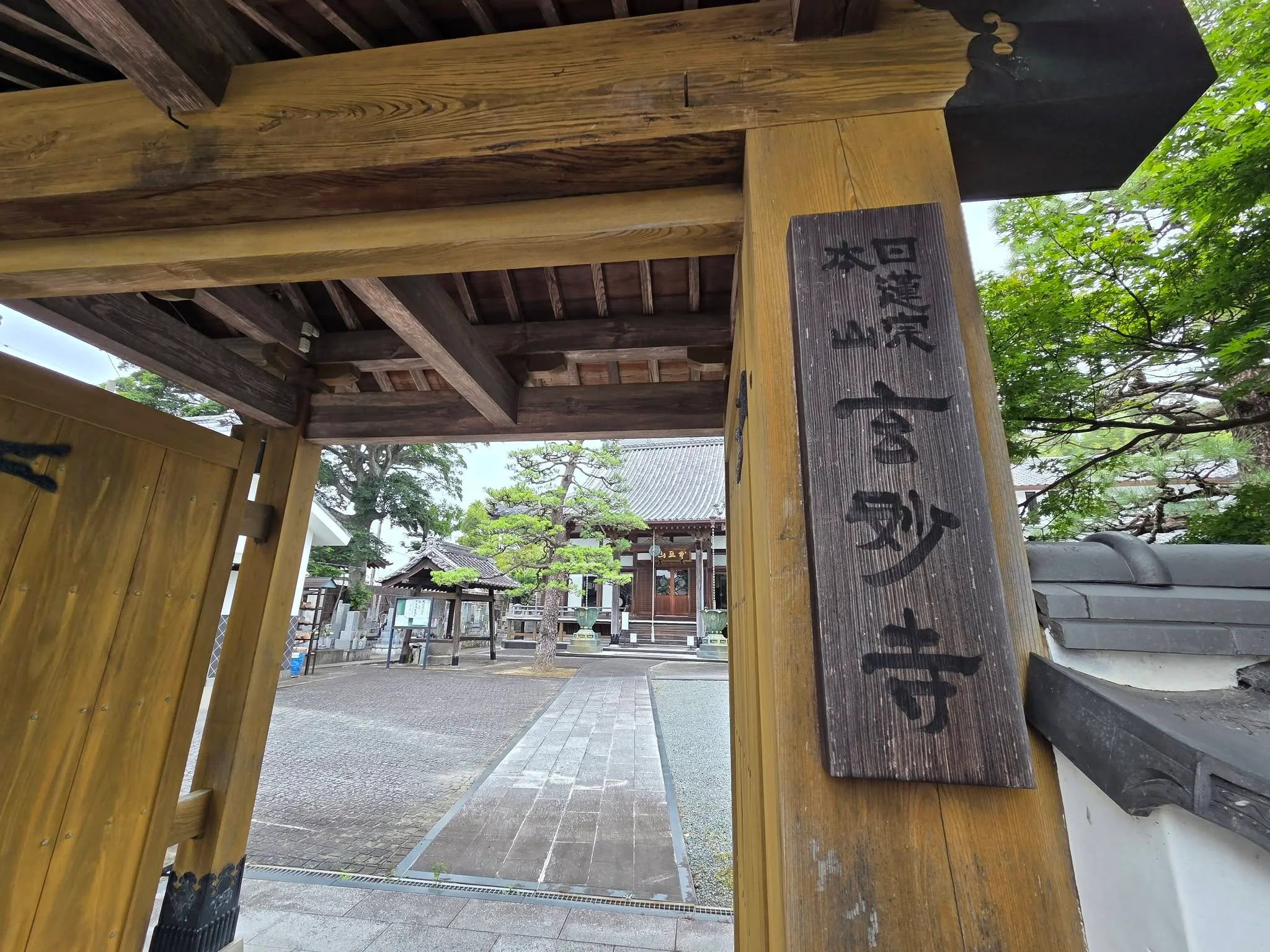 玄妙寺山門内から本堂を望む