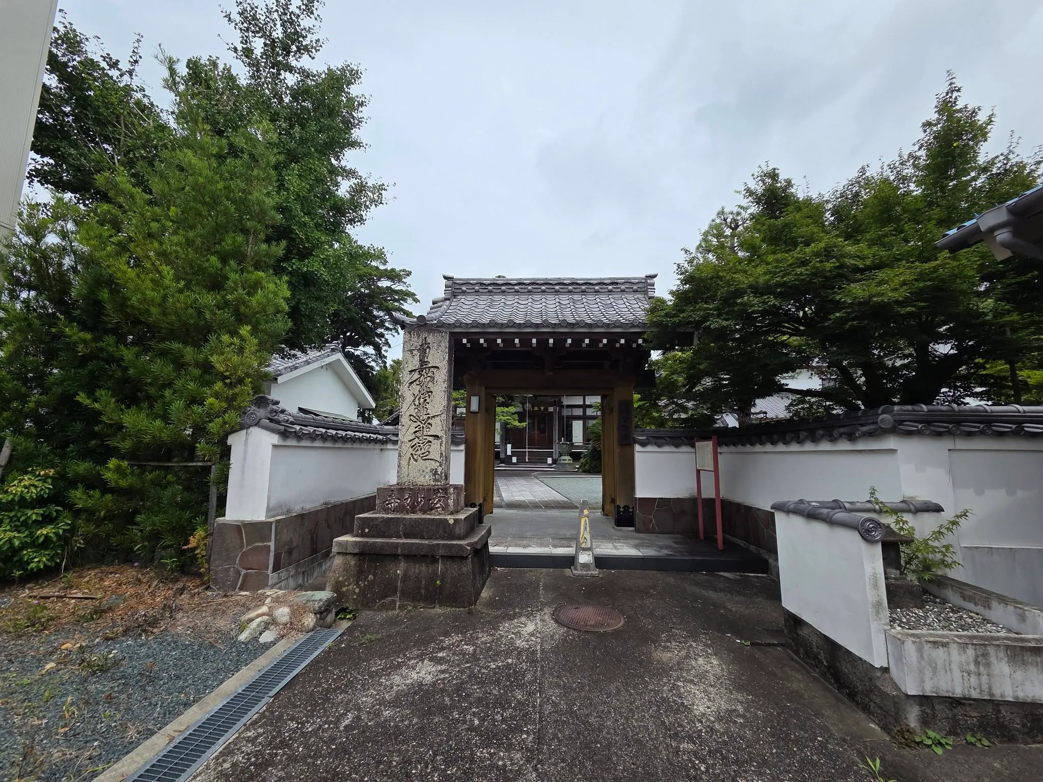 磐田市見付の玄妙寺山門