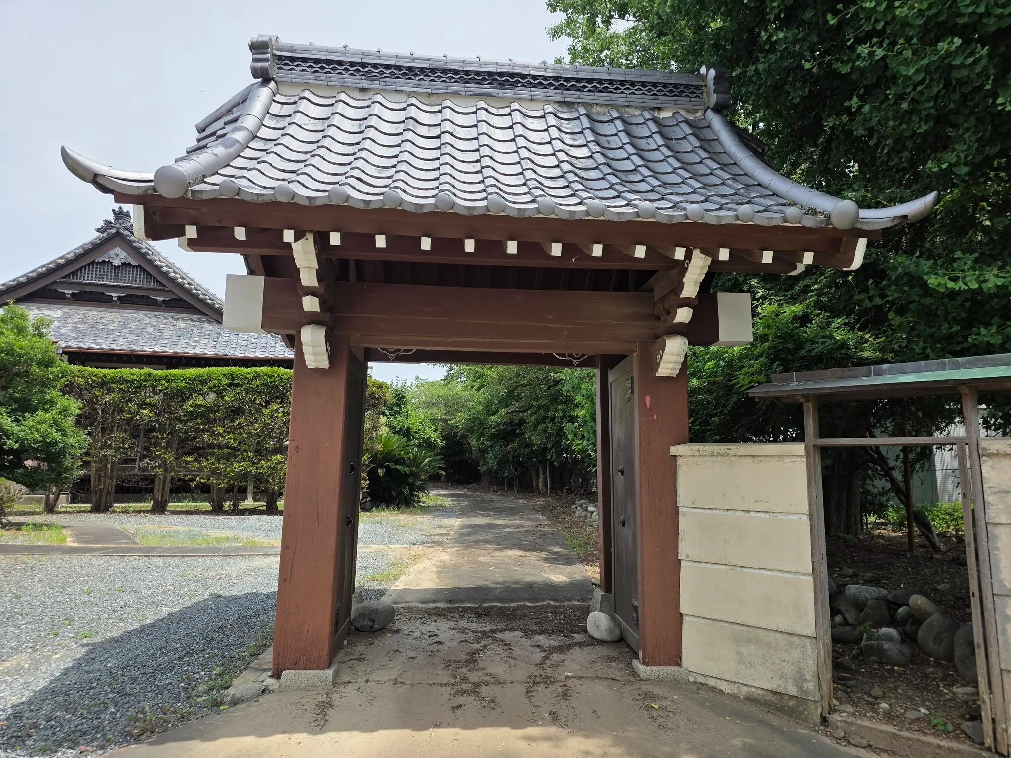 国分尼寺推定地周辺に所在する行泉寺の門
