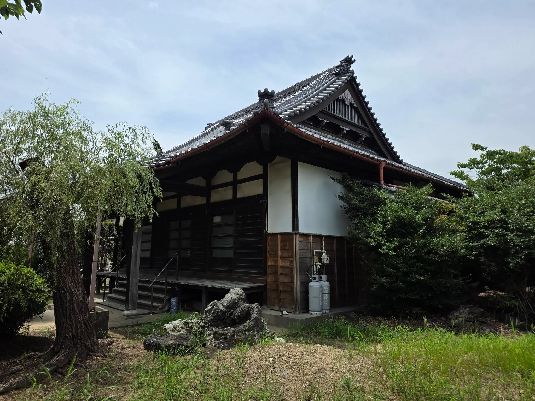 行泉寺の境内と本堂側面