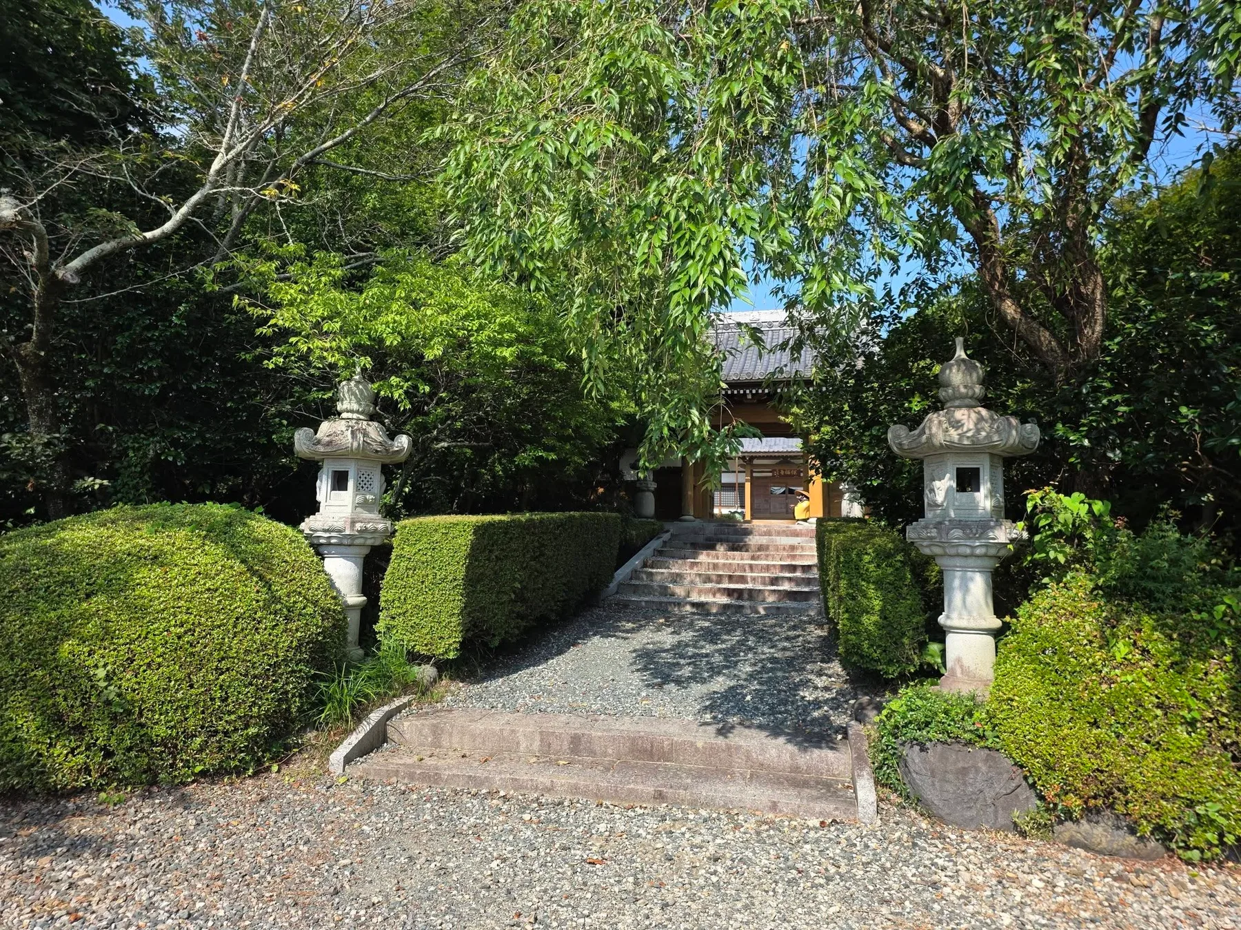 保福寺参道の石灯籠と植栽