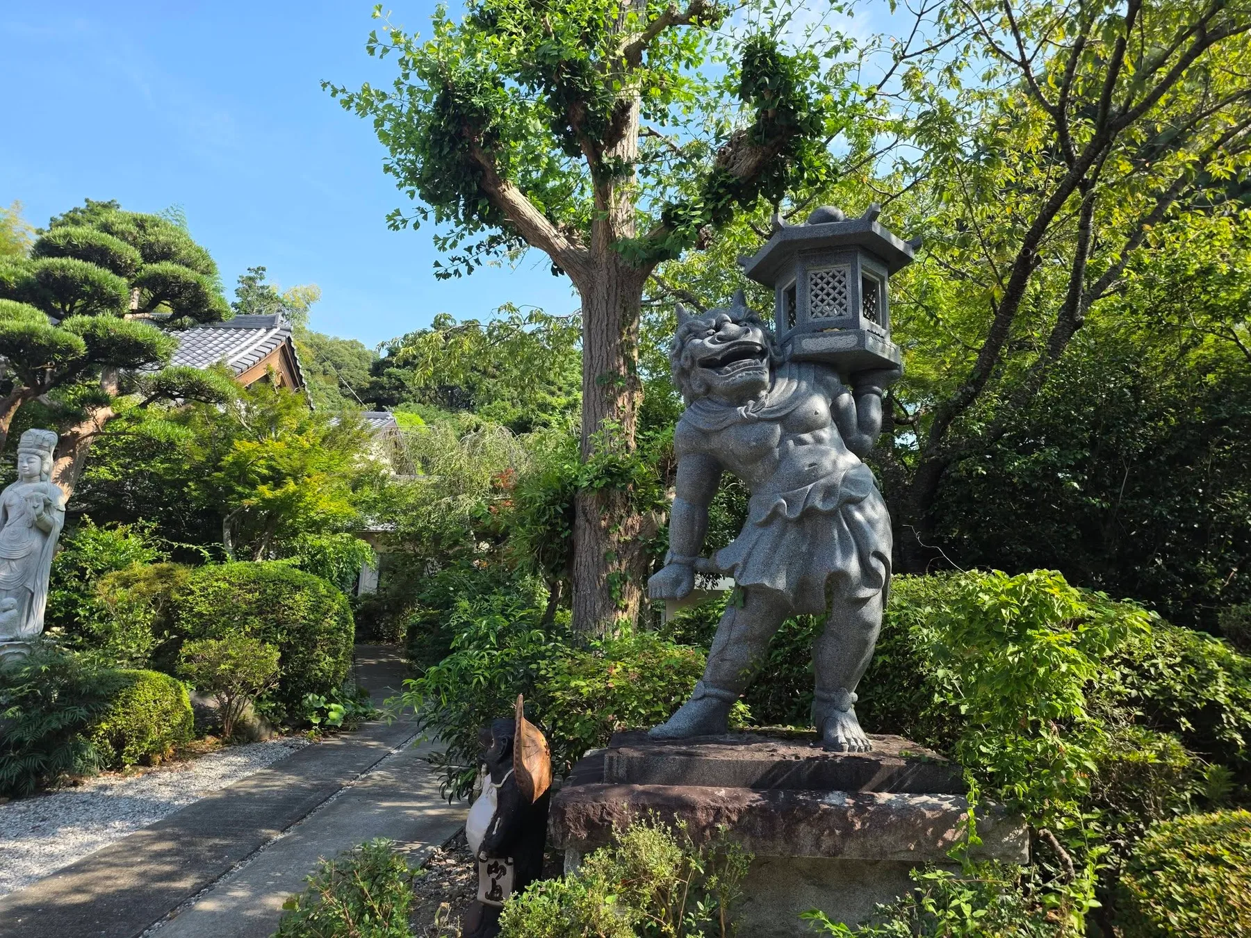 保福寺境内の石像と石灯籠