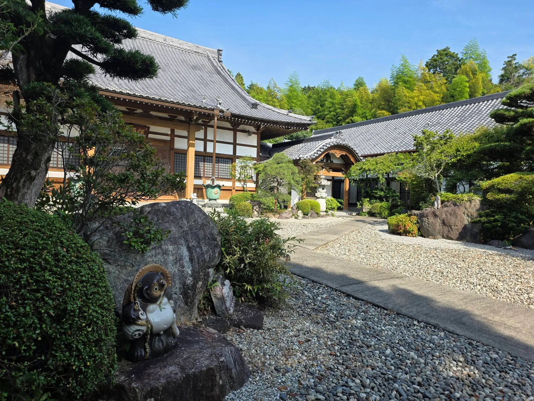 保福寺の本堂と庫裏まわり
