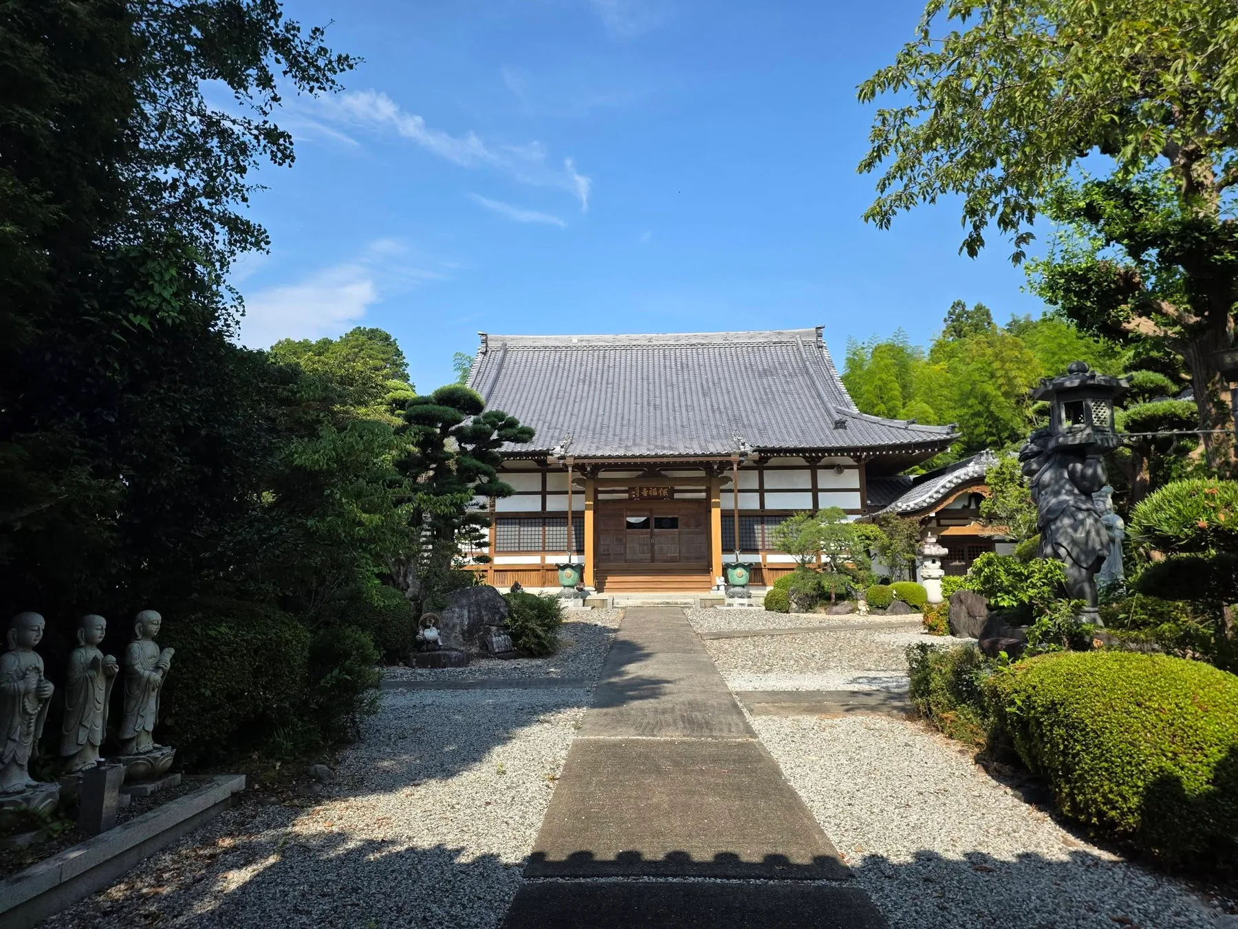 保福寺本堂と境内参道の全景