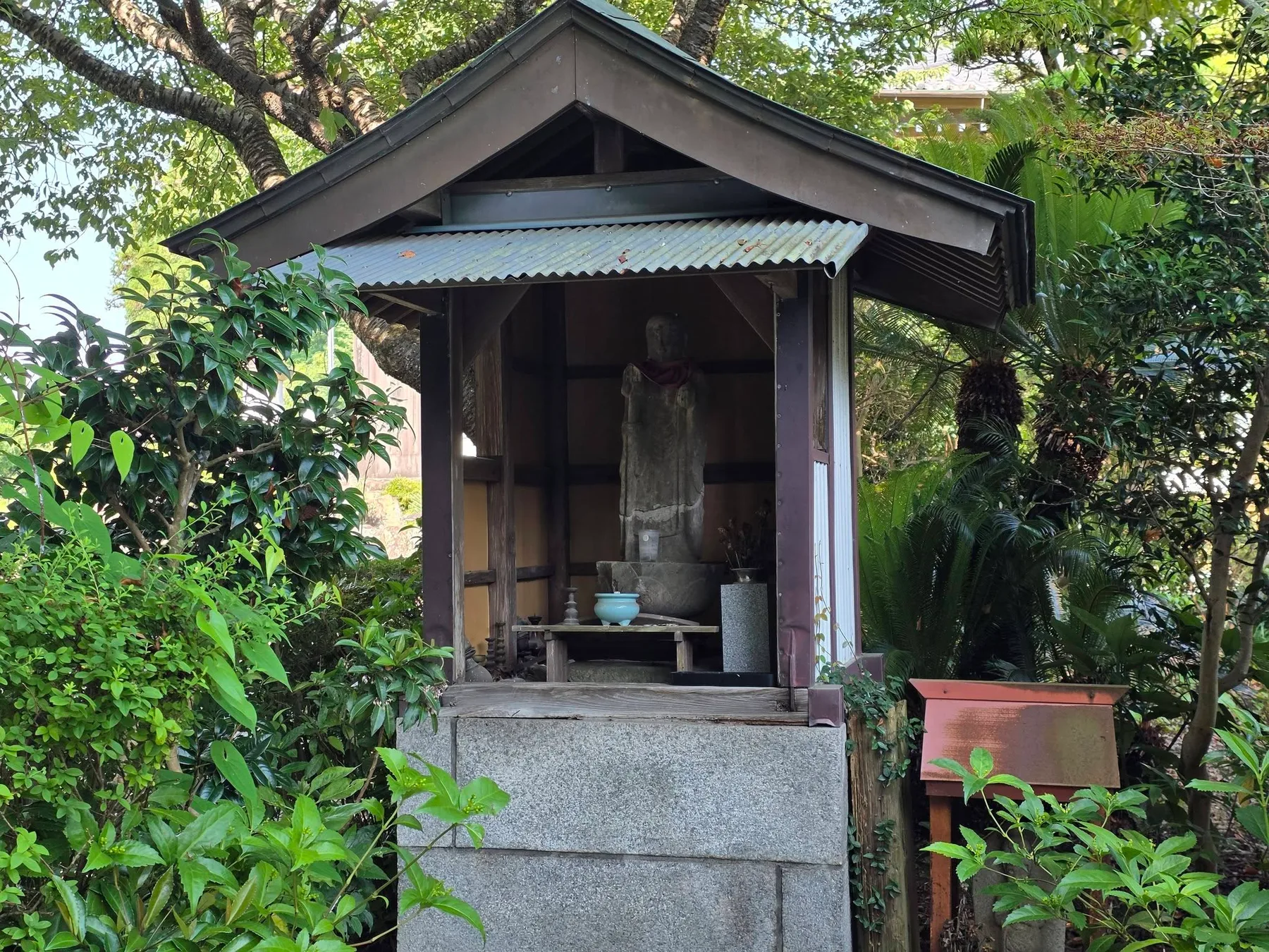 保福寺境内の地蔵堂