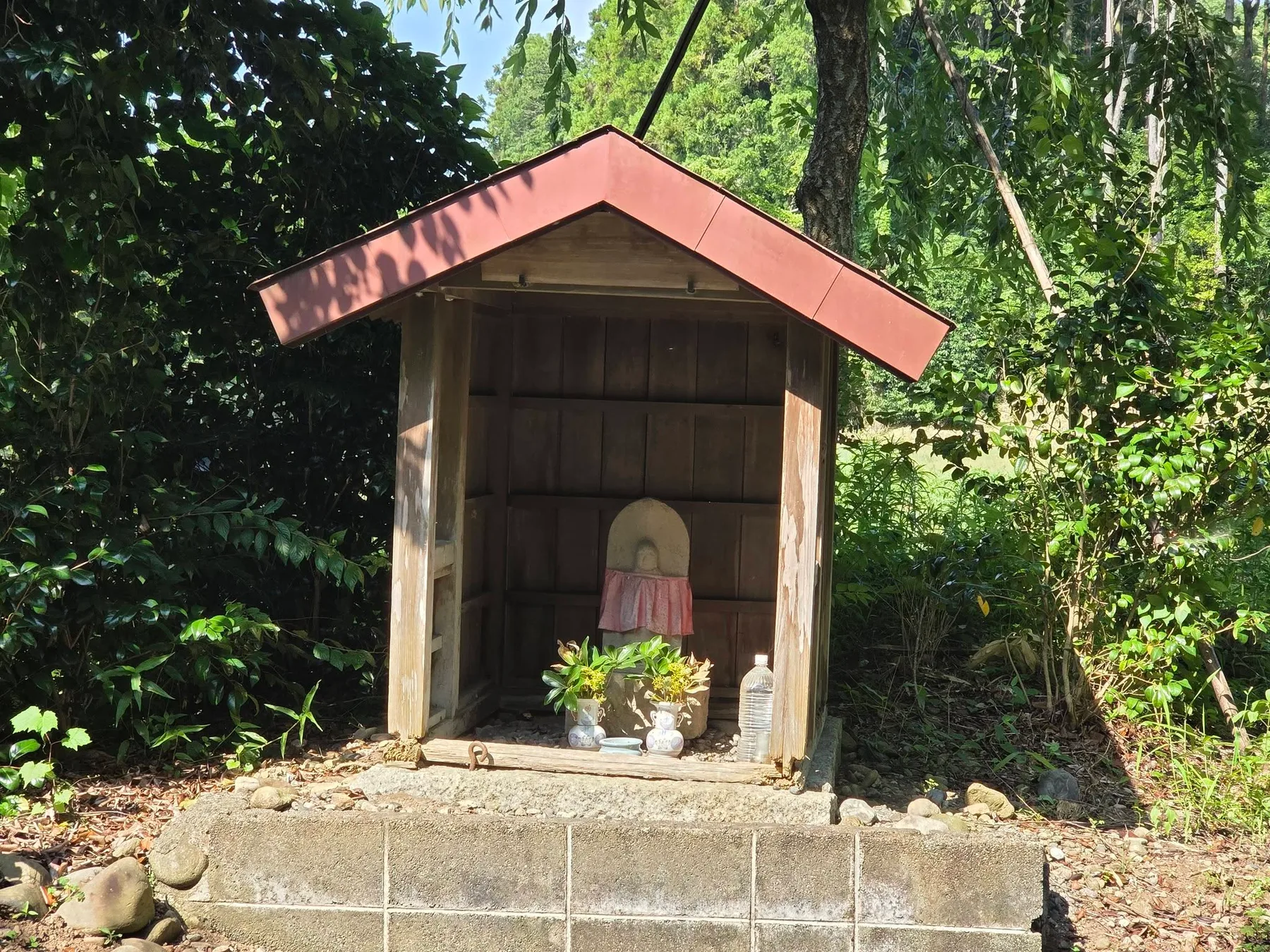保福寺境内の小さな地蔵祠