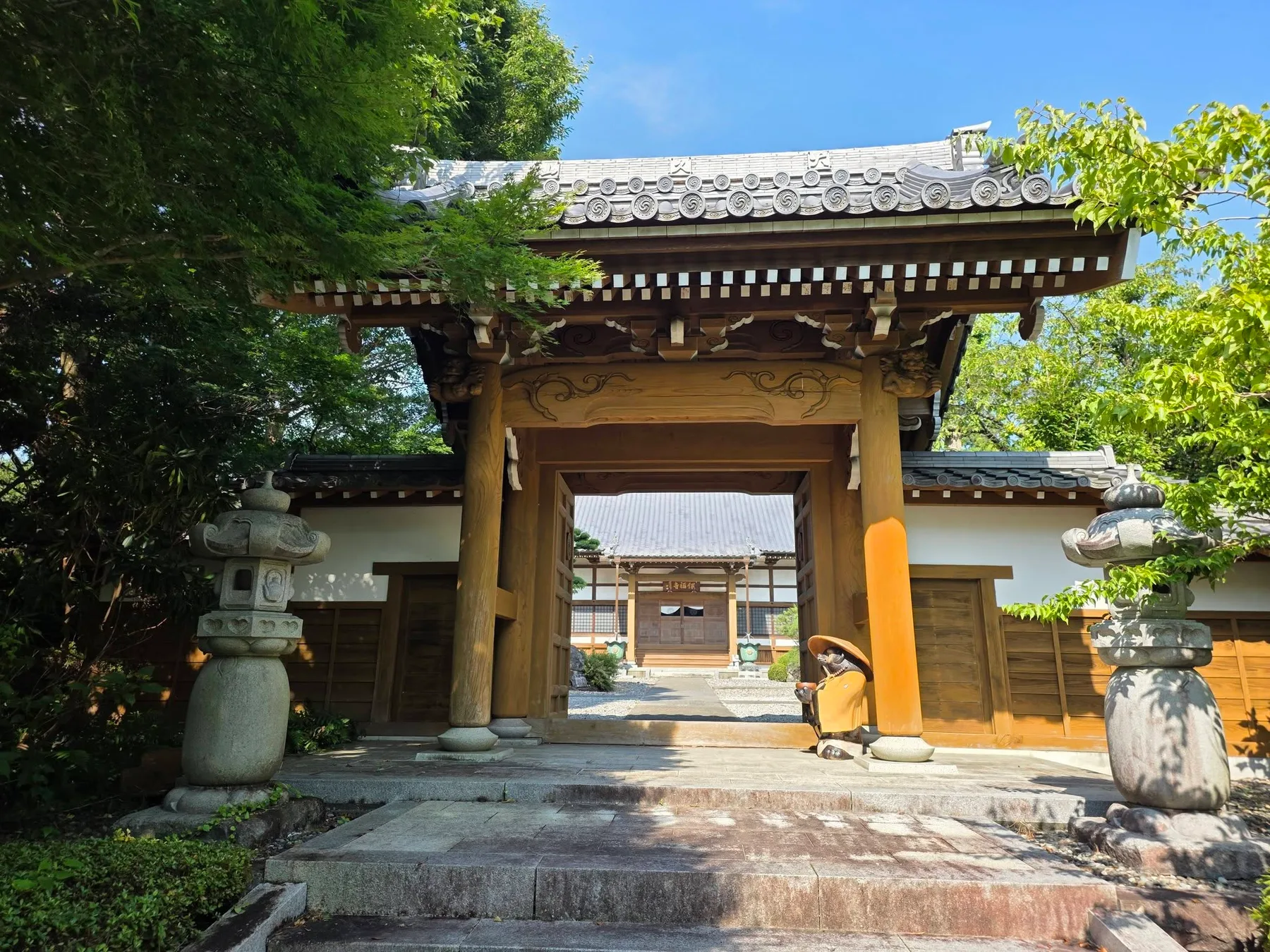 保福寺山門から本堂へ続く参道