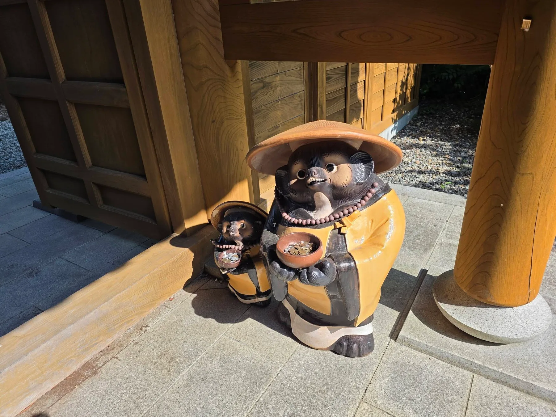 保福寺山門の狸像