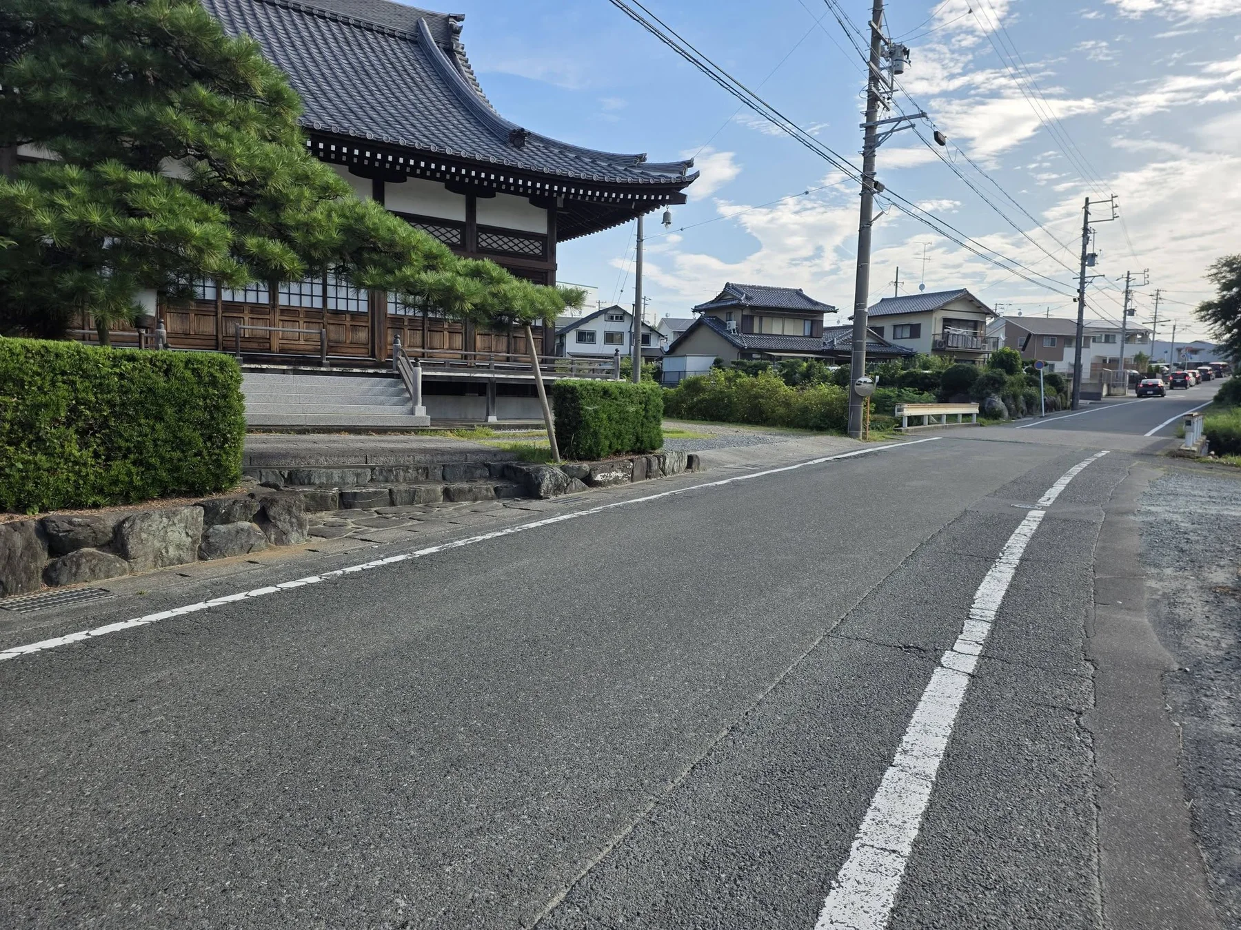 向陽地区岩井の本妙院と前面道路